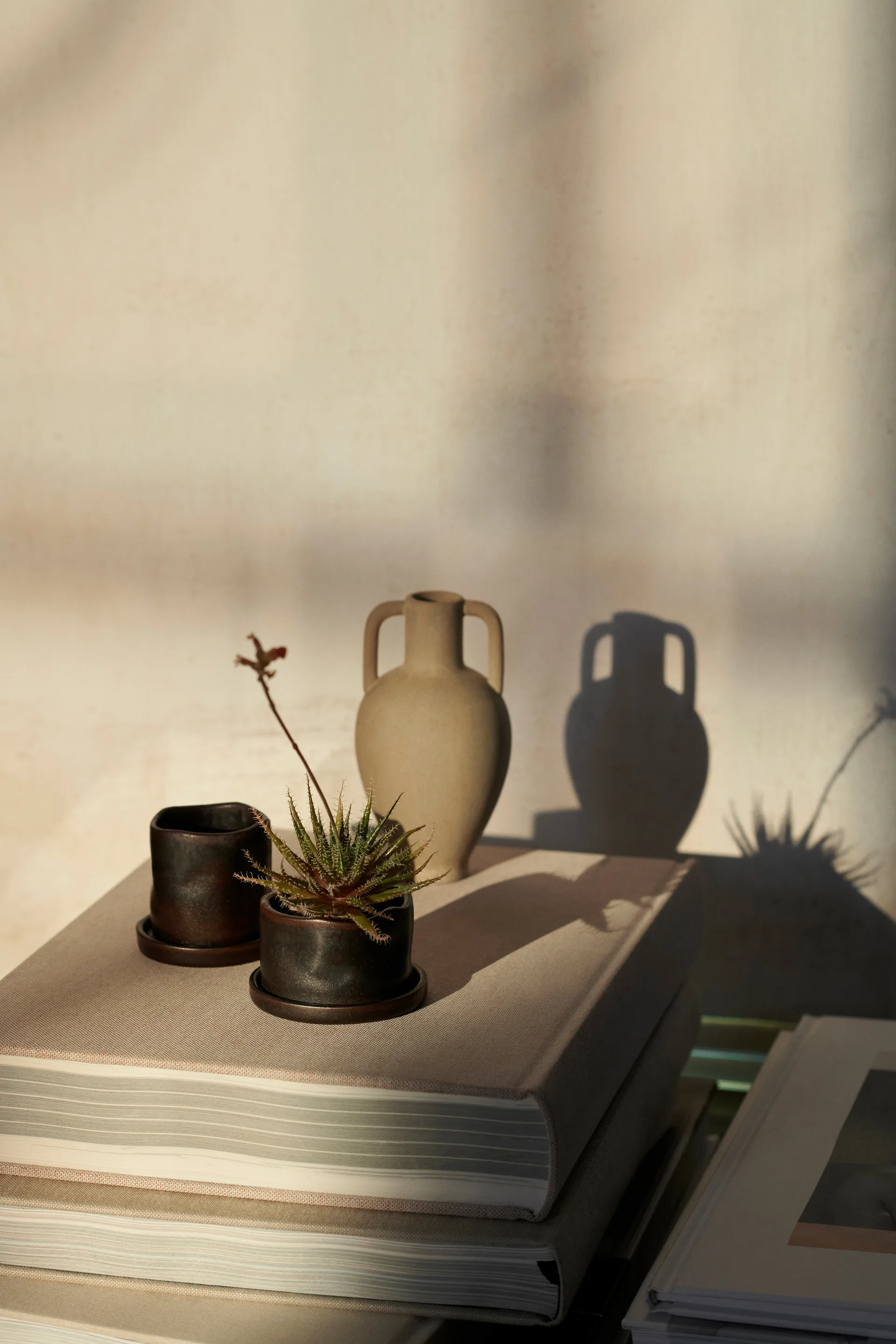 Uneru Mini ruukku aluslautasella 2 osaa, Black Ferm Living