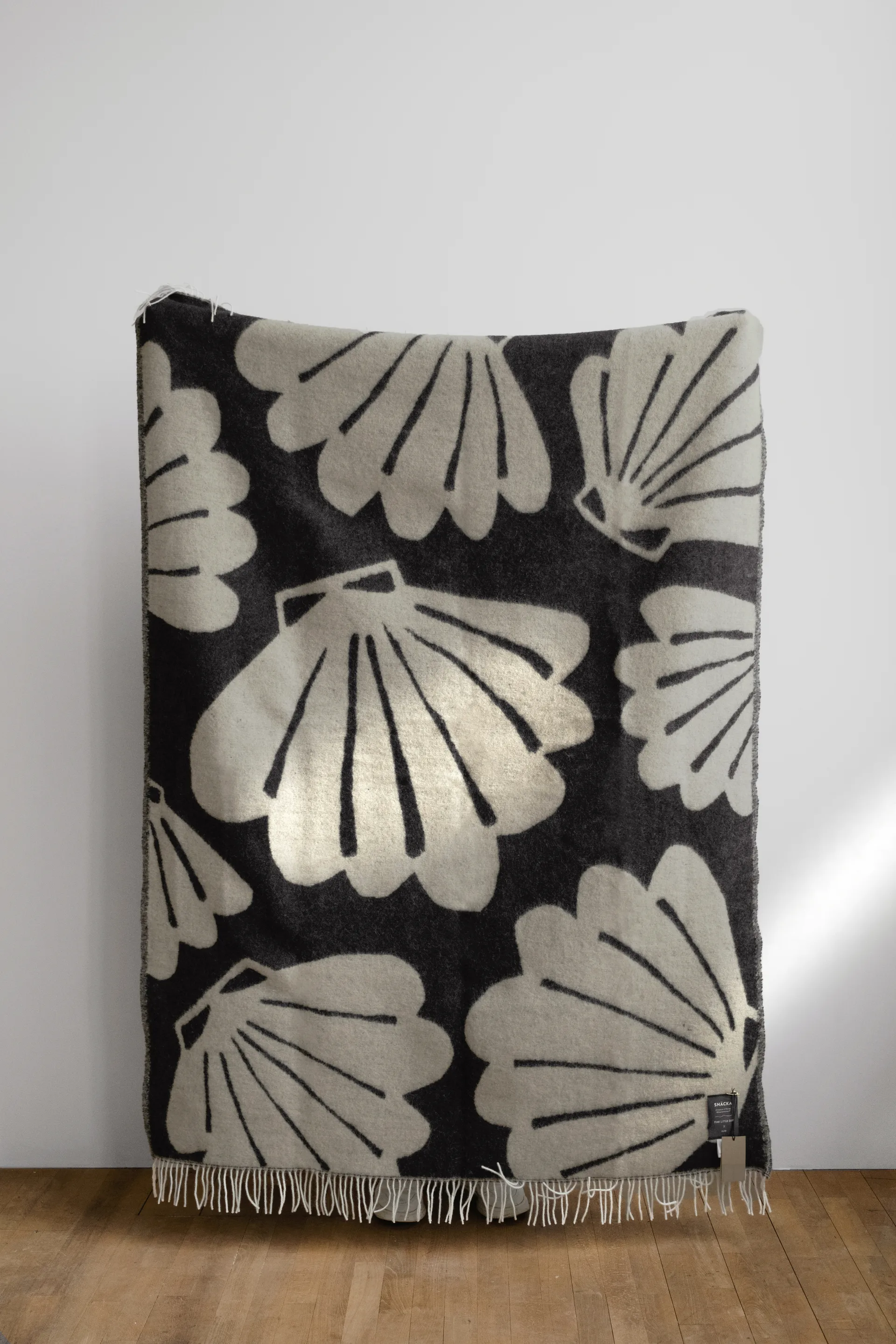 Snäcka viltti 130 x 190 cm, Coal-Beige Fine Little Day