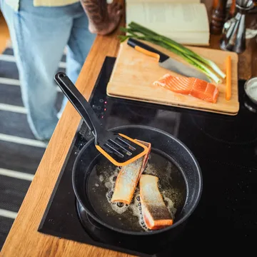 Functional Form paistinlasta - Musta-oranssi, 36,2 cm - Fiskars