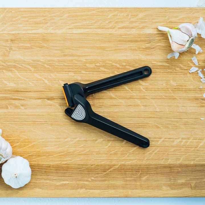 Functional Form -valkosipulipuristin 24 cm, Musta Fiskars