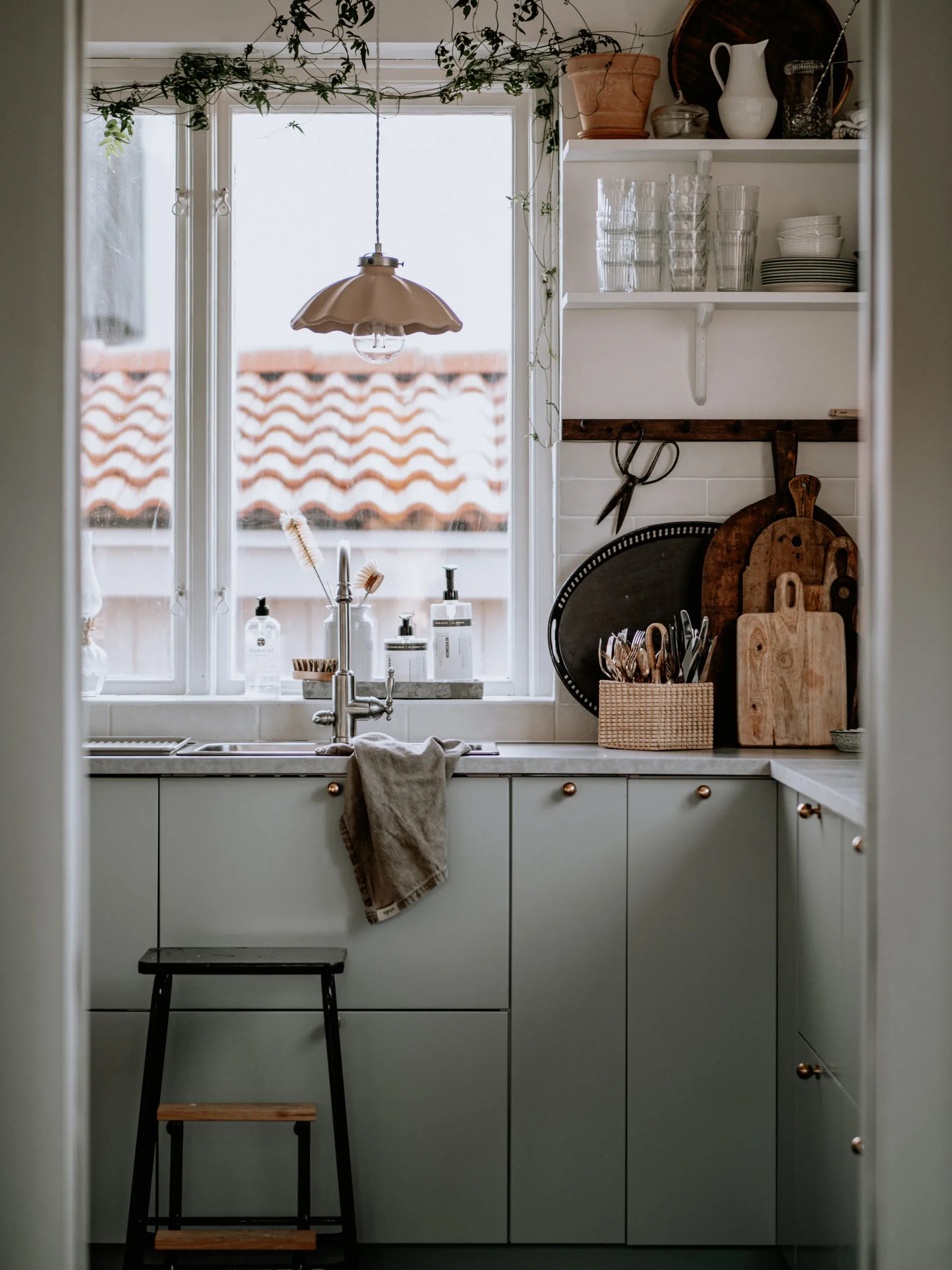 Alva riippuvalaisin Ø 30 cm, Mud Globen Lighting