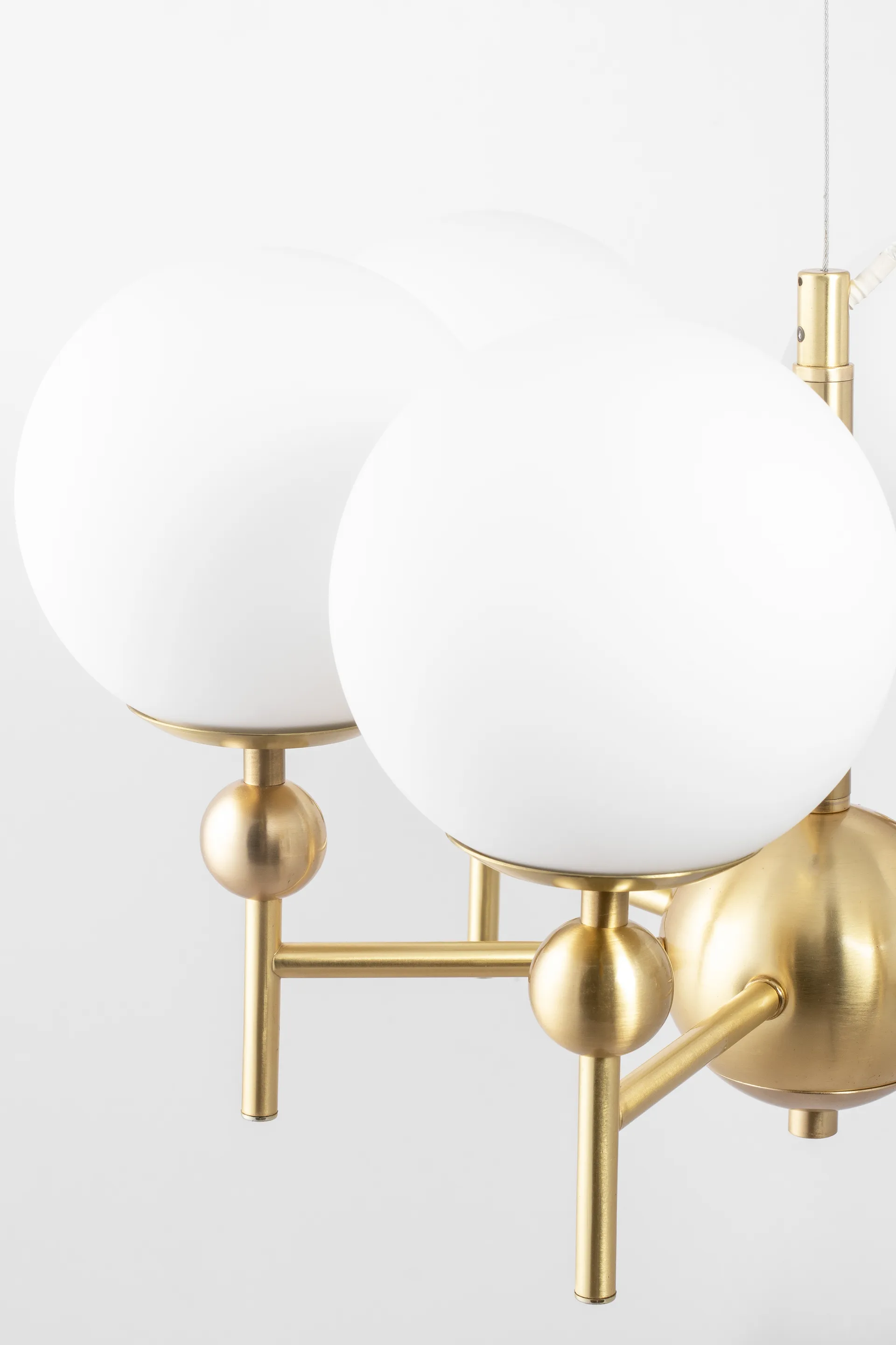 Astrid riippuvalaisin Ø 50 cm, Harjattu messinki-valkoinen Globen Lighting
