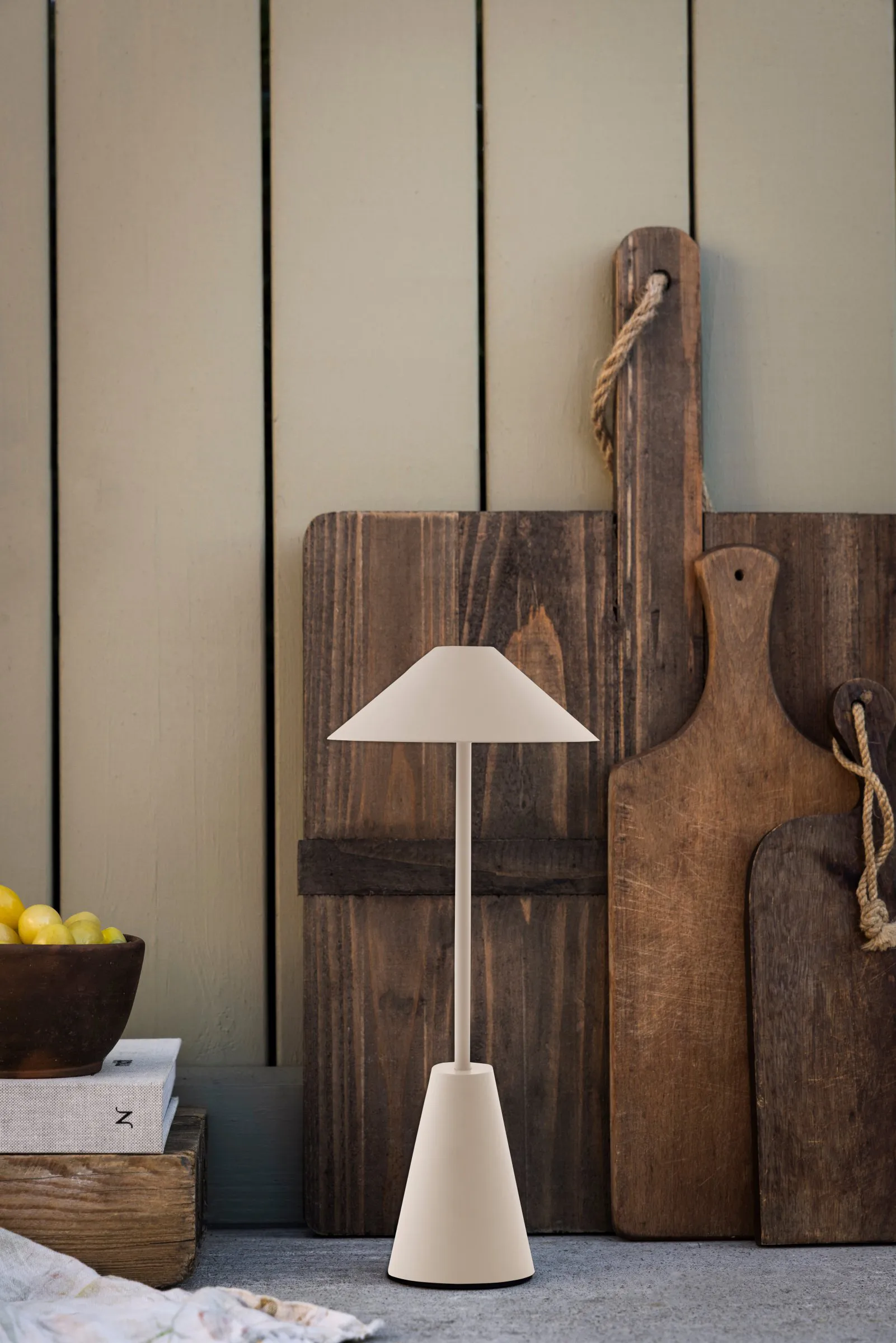 Cannes 32 kannettava pöytälamppu, Muta Globen Lighting