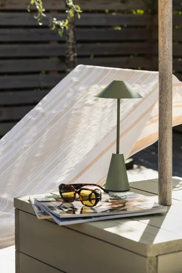 Cannes 32 kannettava pöytälamppu - Sammaleenvihreä - Globen Lighting