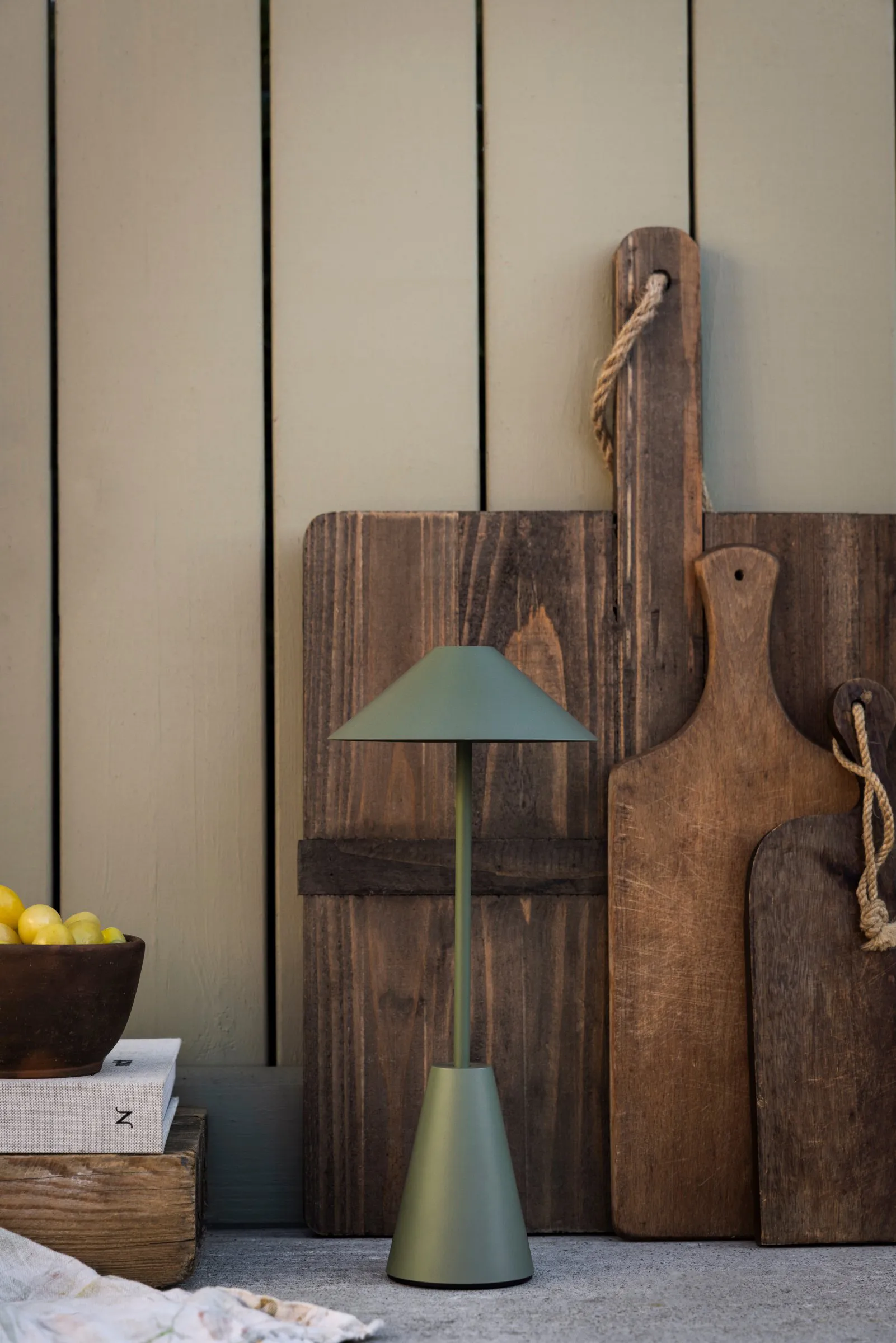 Cannes 32 kannettava pöytälamppu, Sammaleenvihreä Globen Lighting