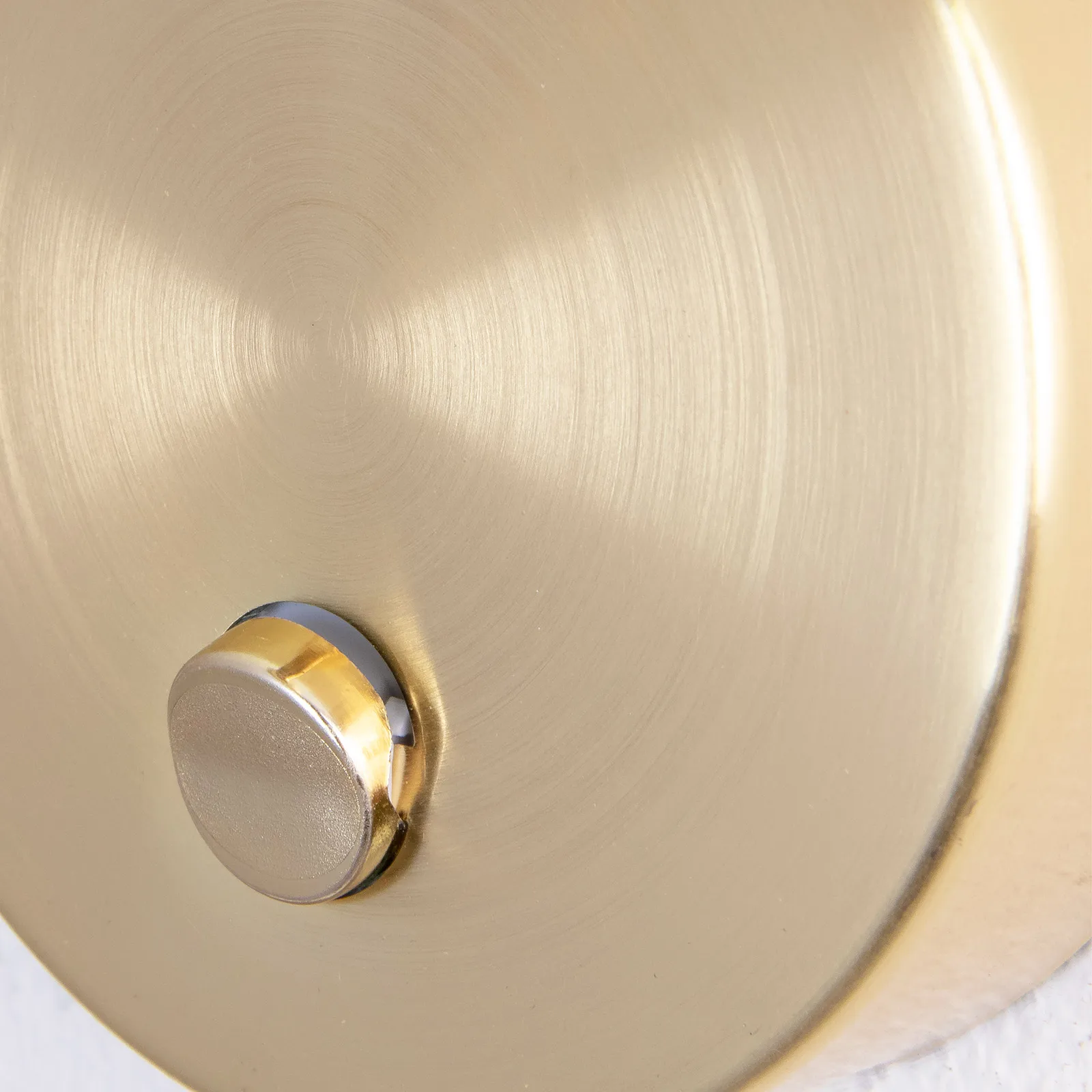 Clark 1 seinälamppu, Musta-Harjattu messinki Globen Lighting