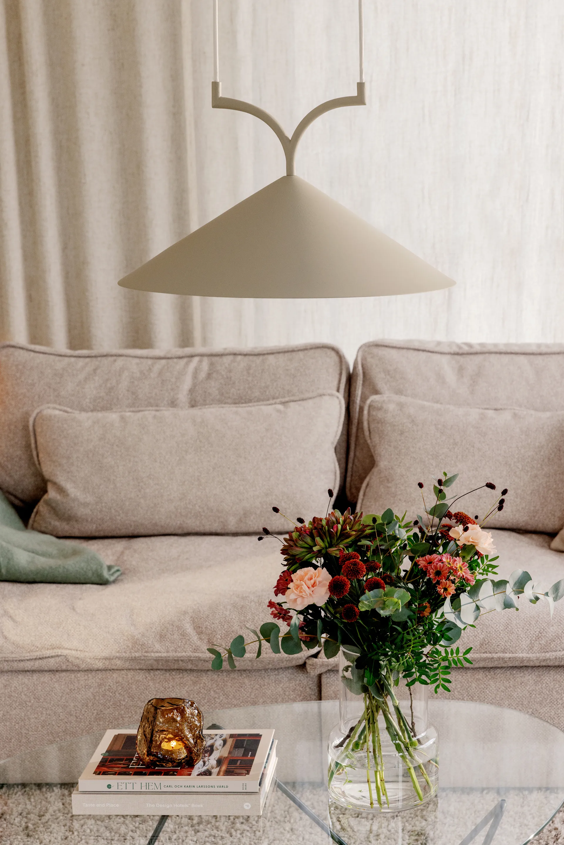 Curve riippuvalaisin 50, Beige Globen Lighting