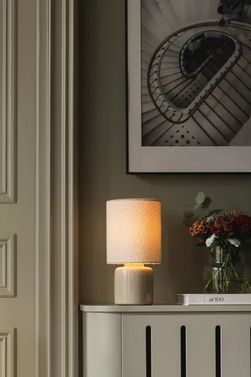 Florian pöytälamppu - Valkoinen bouclé/beige, Ø20x39 cm - Globen Lighting