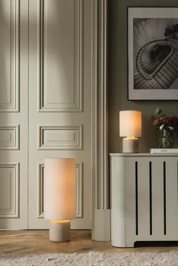 Florian pöytälamppu - Valkoinen bouclé/beige, Ø20x39 cm - Globen Lighting