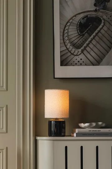 Florian pöytälamppu - Valkoinen bouclé/musta, Ø20×39 cm - Globen Lighting