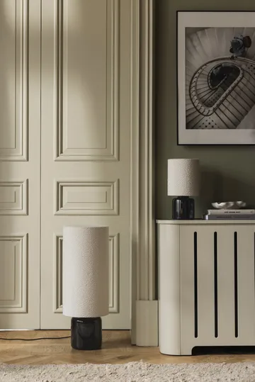 Florian pöytälamppu - Valkoinen bouclé/musta, Ø20×39 cm - Globen Lighting