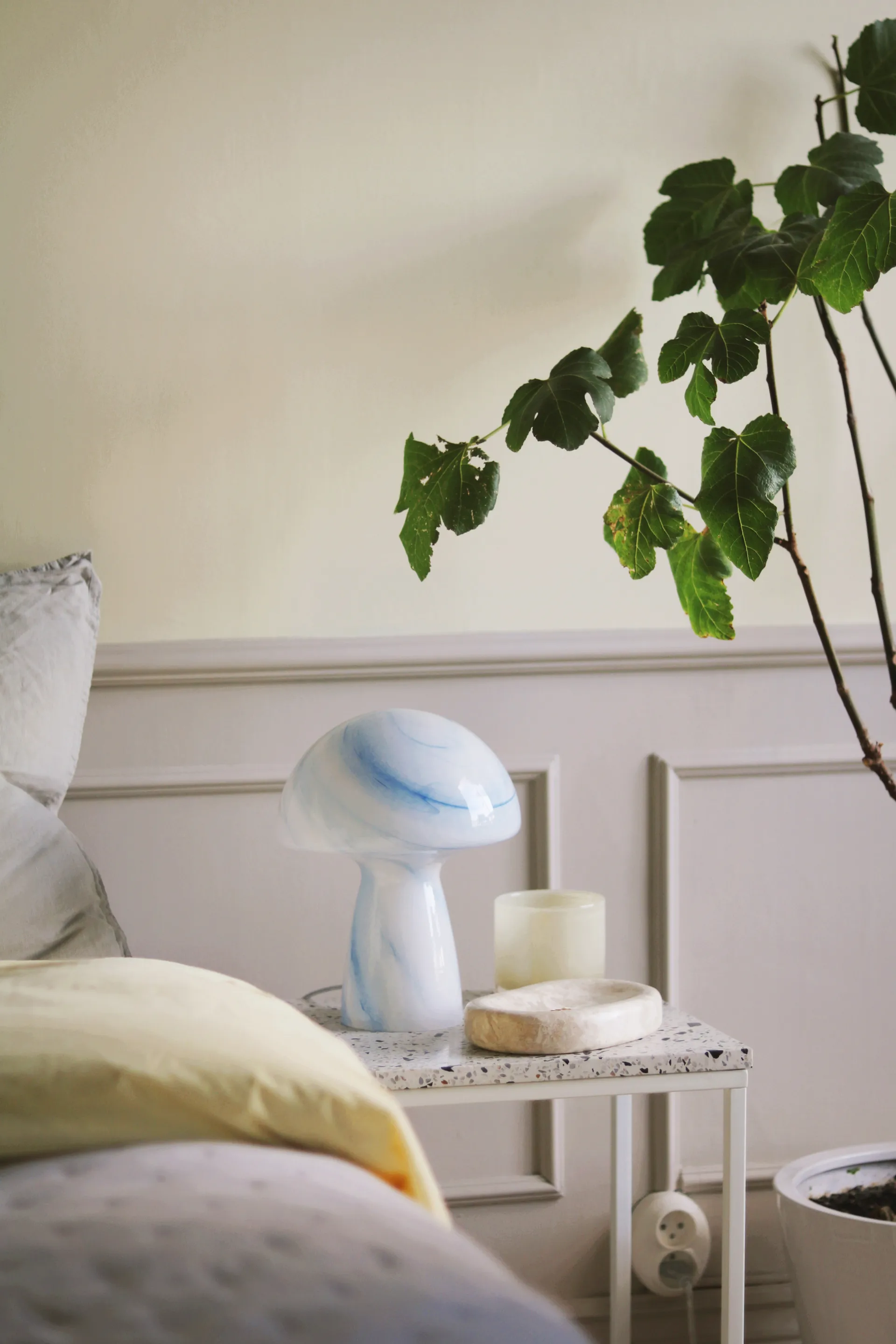 Fungo Swirl 22 pöytävalaisin, Sininen Globen Lighting