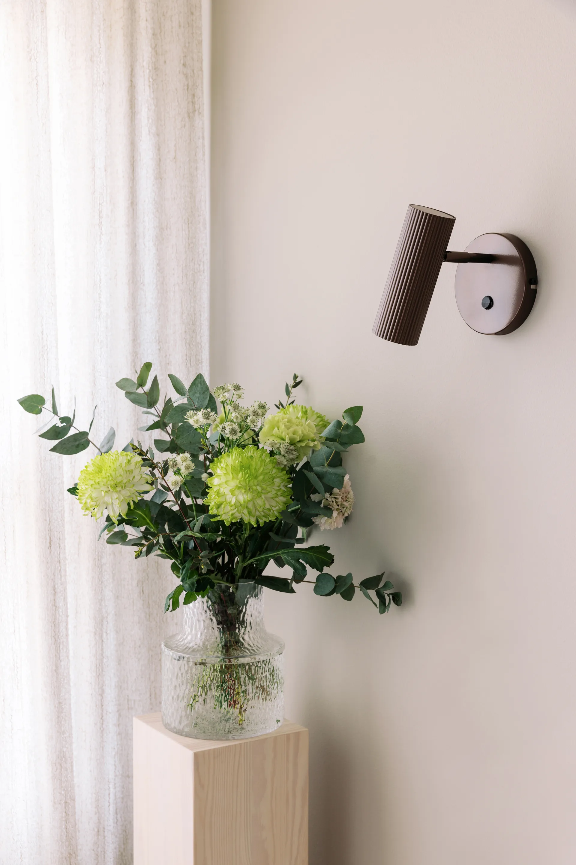 Hubble seinävalaisin, Pronssi Globen Lighting