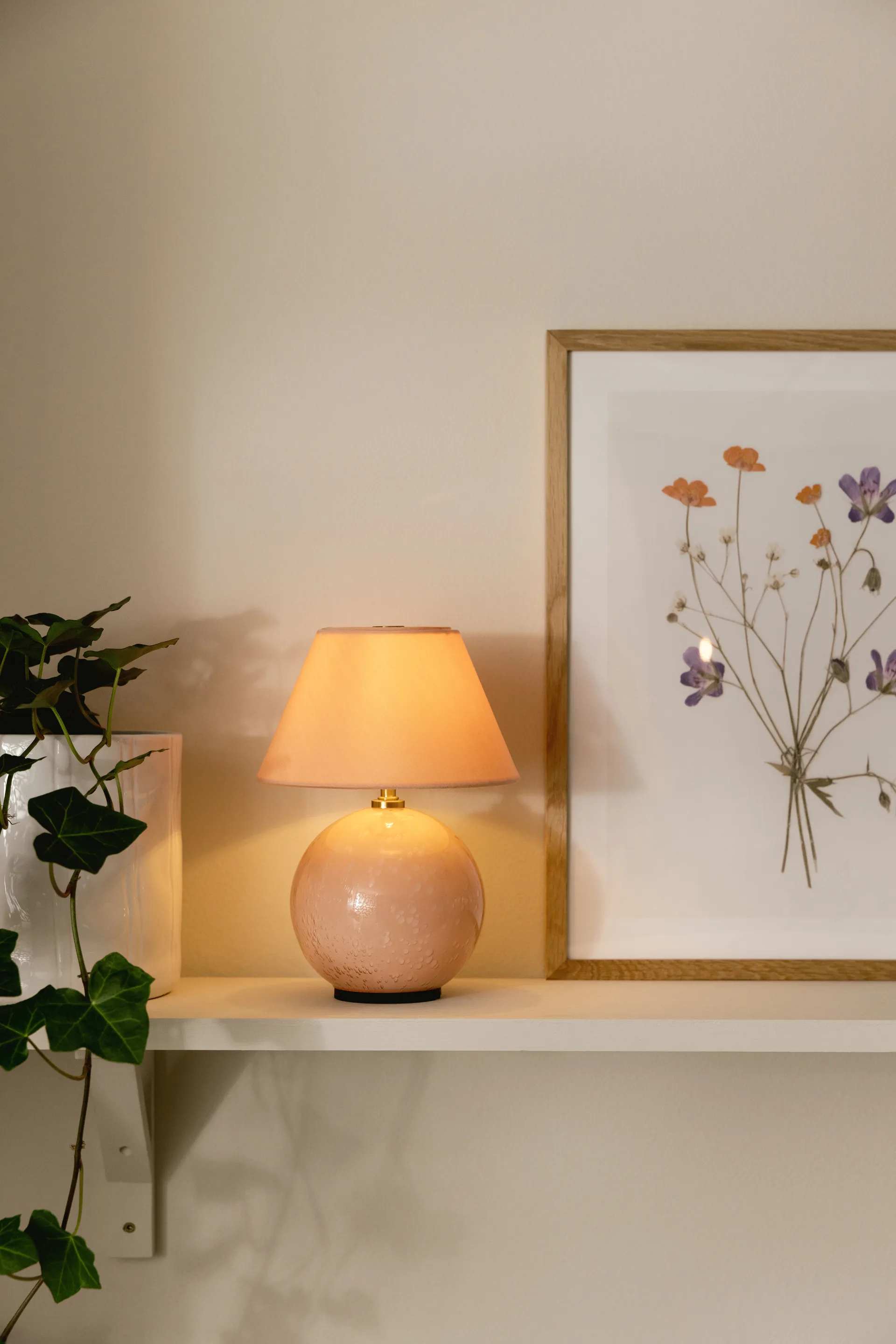 Iris 16 kannettava pöytävalaisin, Blush Globen Lighting