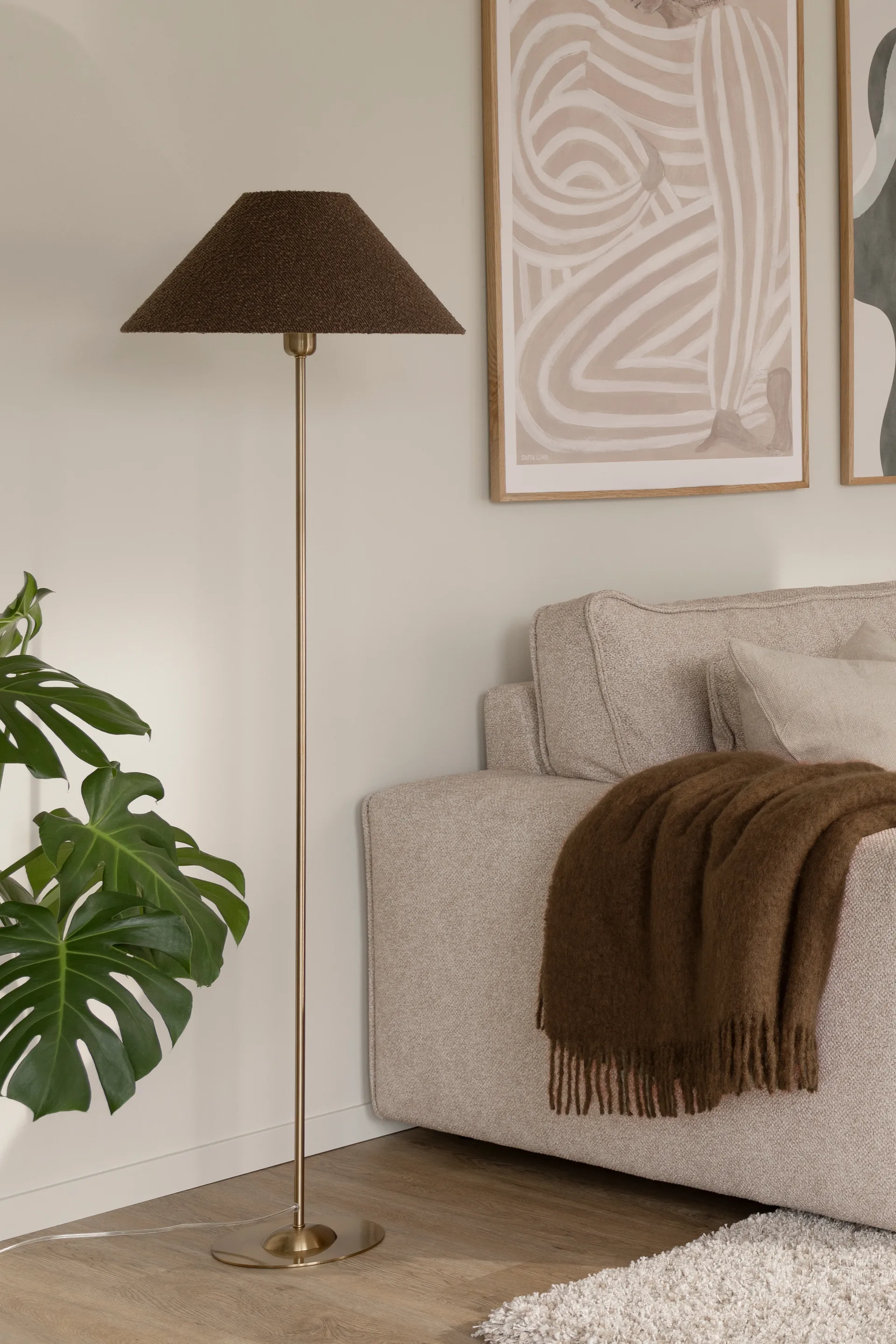 Iris lattialampunjalka, Harjattu messingistä Globen Lighting