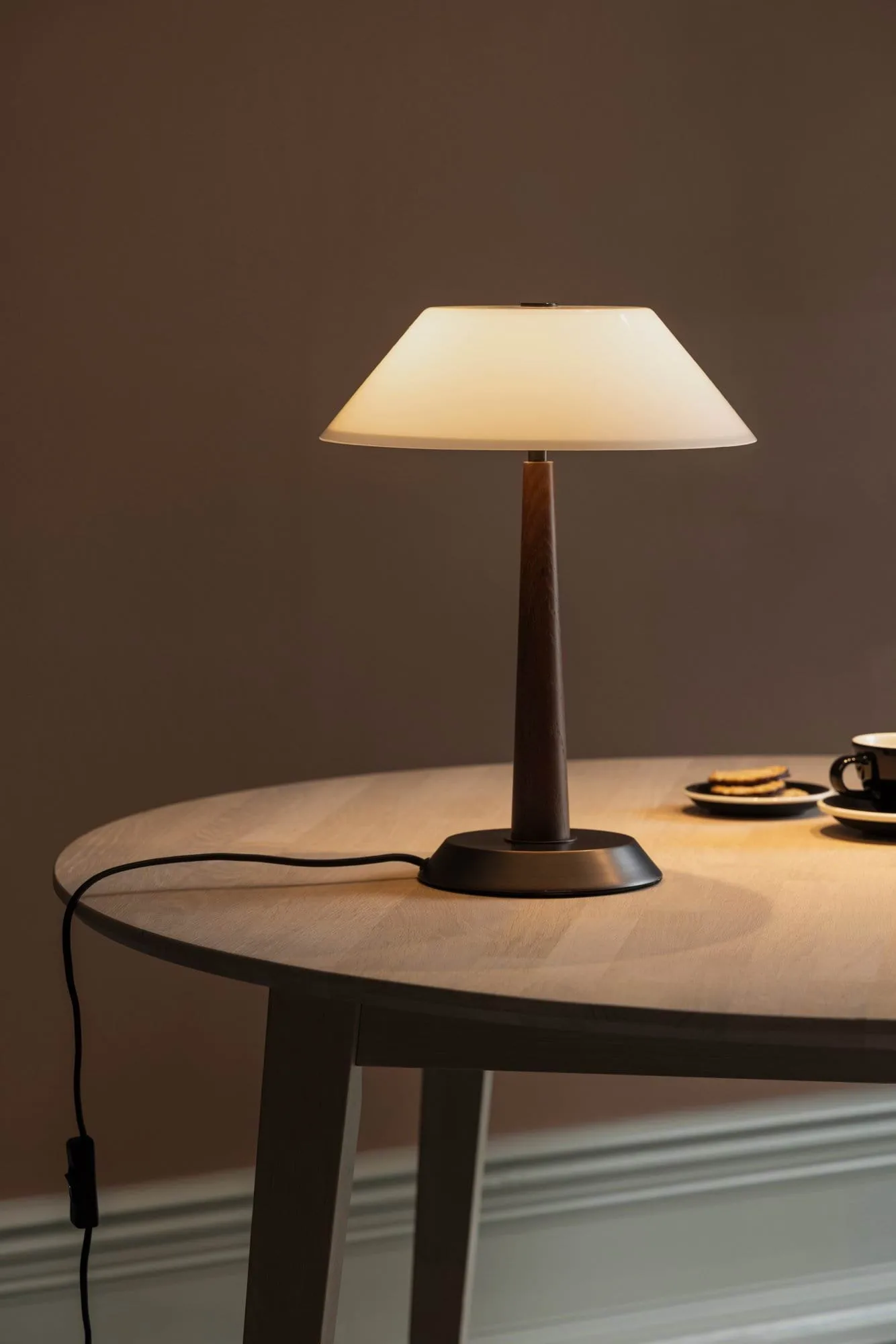 Ligna pöytälamppu, Ruskeaksi petsattu, Ø29x39,2 cm Globen Lighting