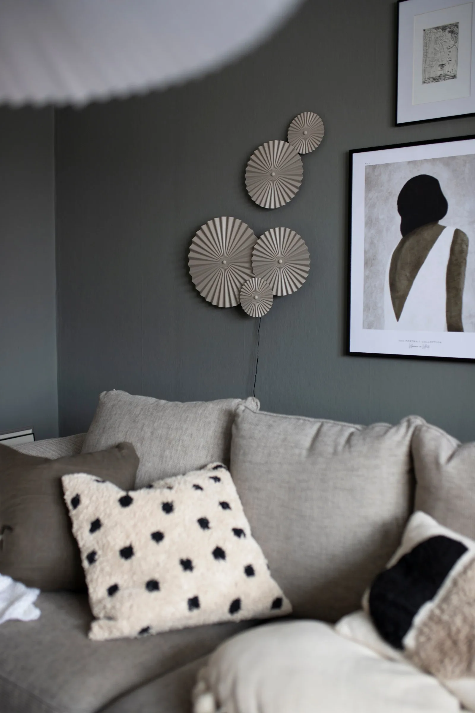 Omega seinälamppu, Mud Globen Lighting