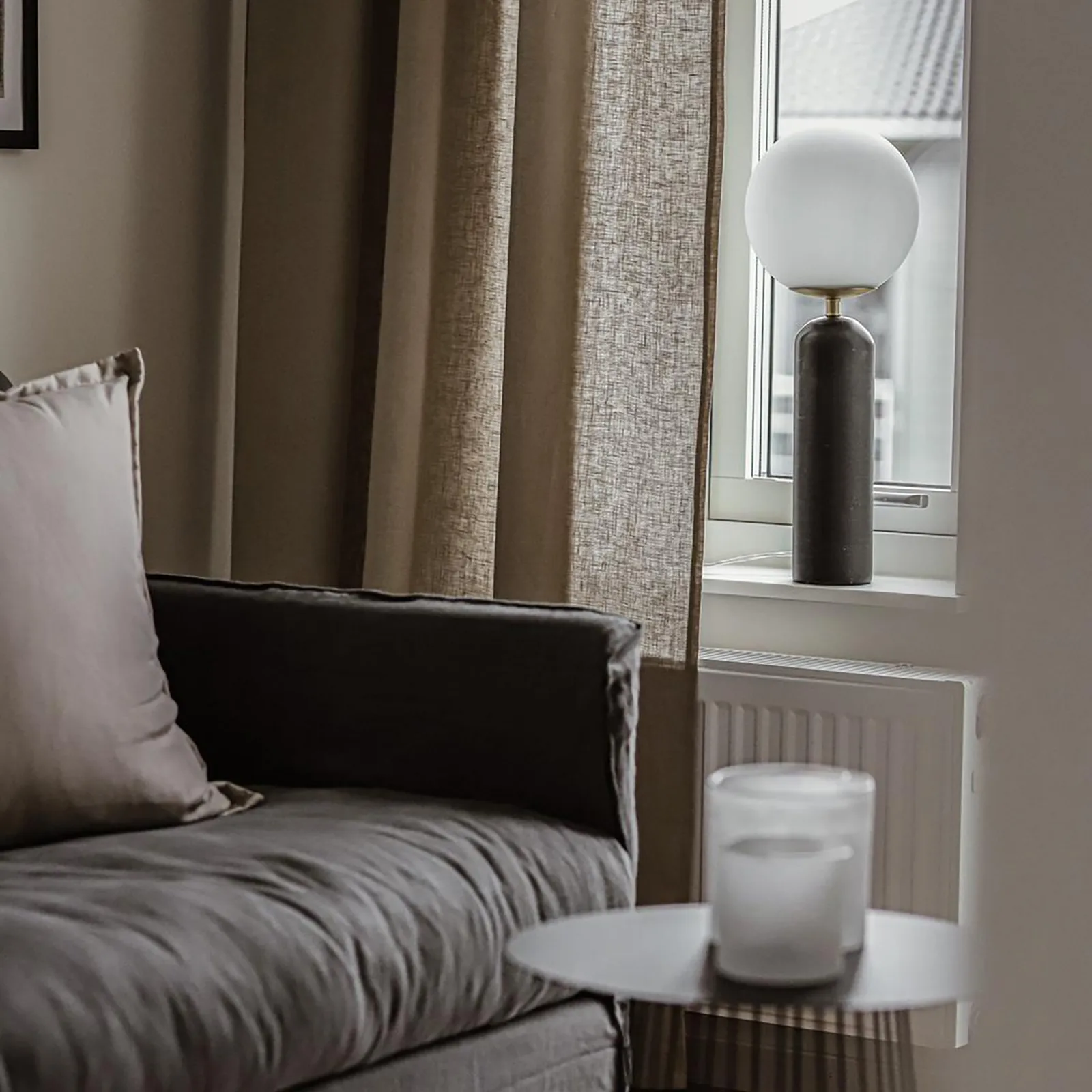 Torrano pöytälamppu, Musta Globen Lighting