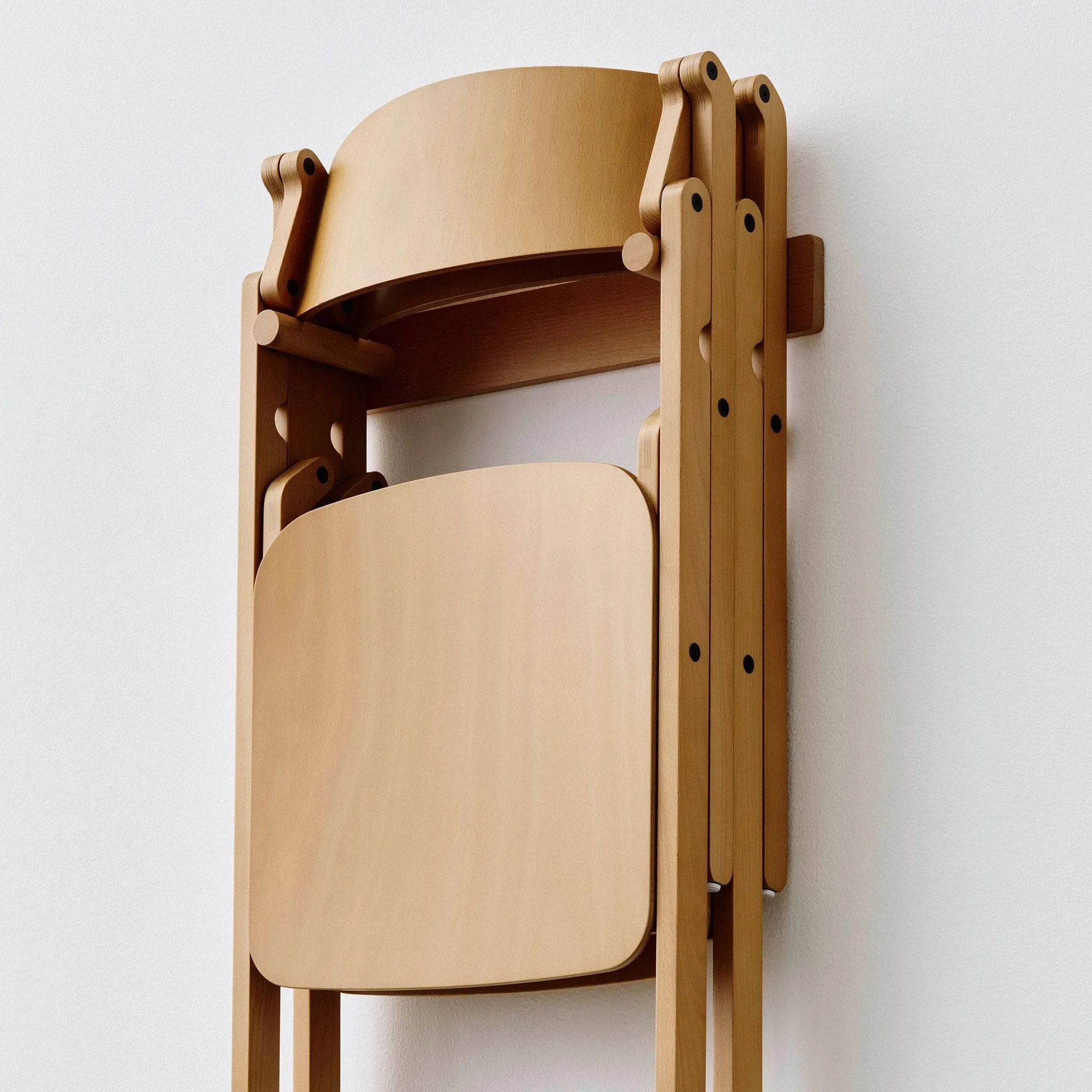 Backflip Chair tuolikiinnike seinään, Golden-lakattu pyökki HAY