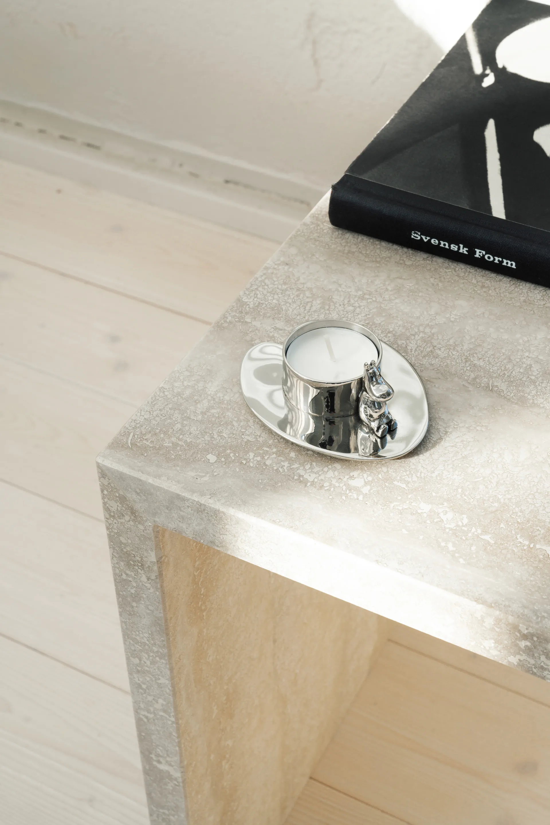 Hilke X Mumin No.3 kynttilänjalka, Nikkelöity messinki. Hilke Collection