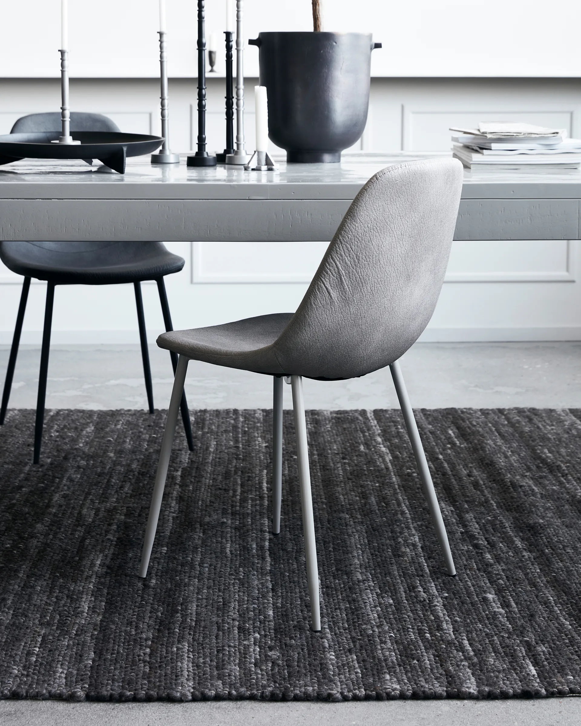 Found tuoli keinonahkaa, Antique light grey House Doctor