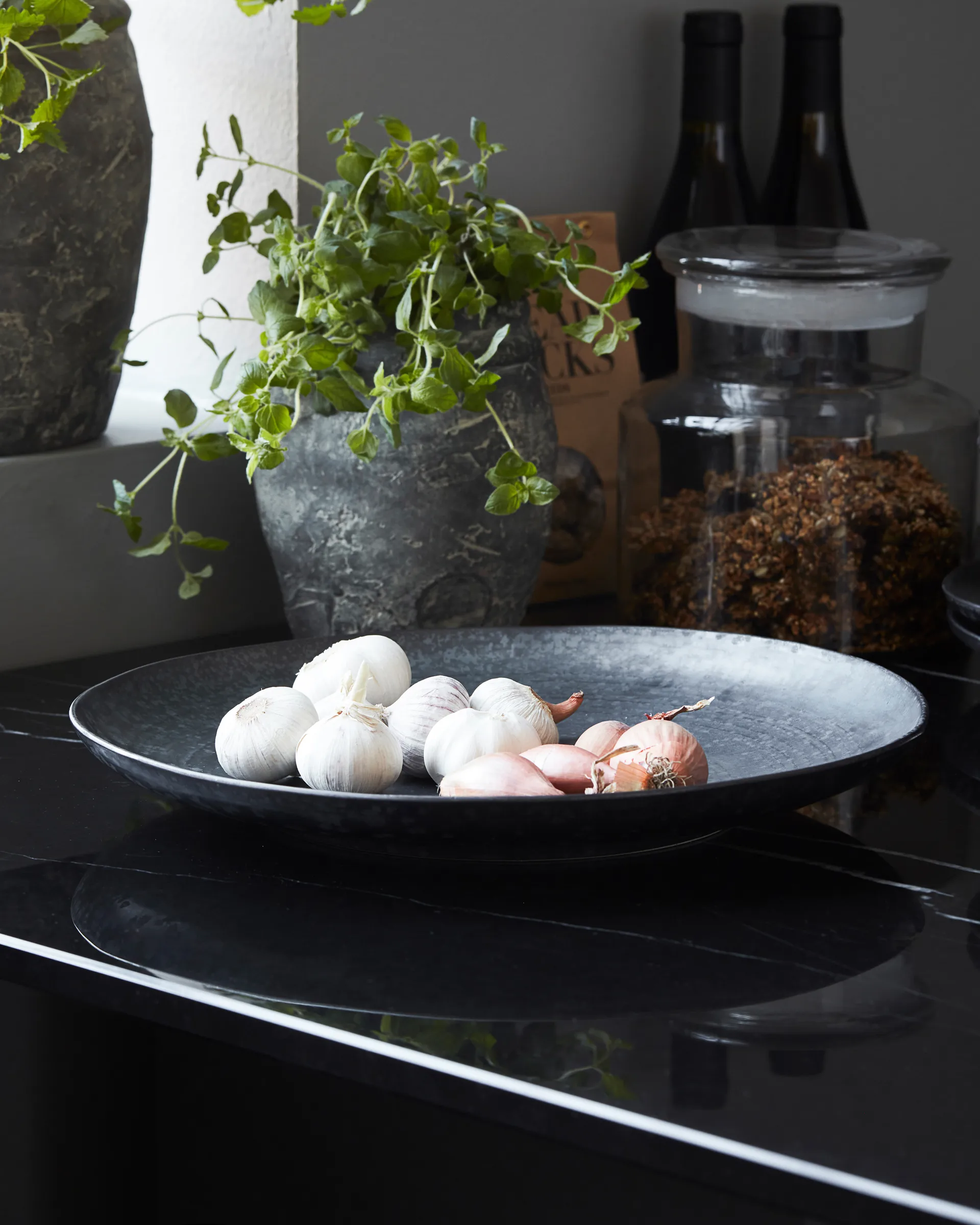 Pion tarjoilulautanen Ø36 cm, Musta-ruskea House Doctor