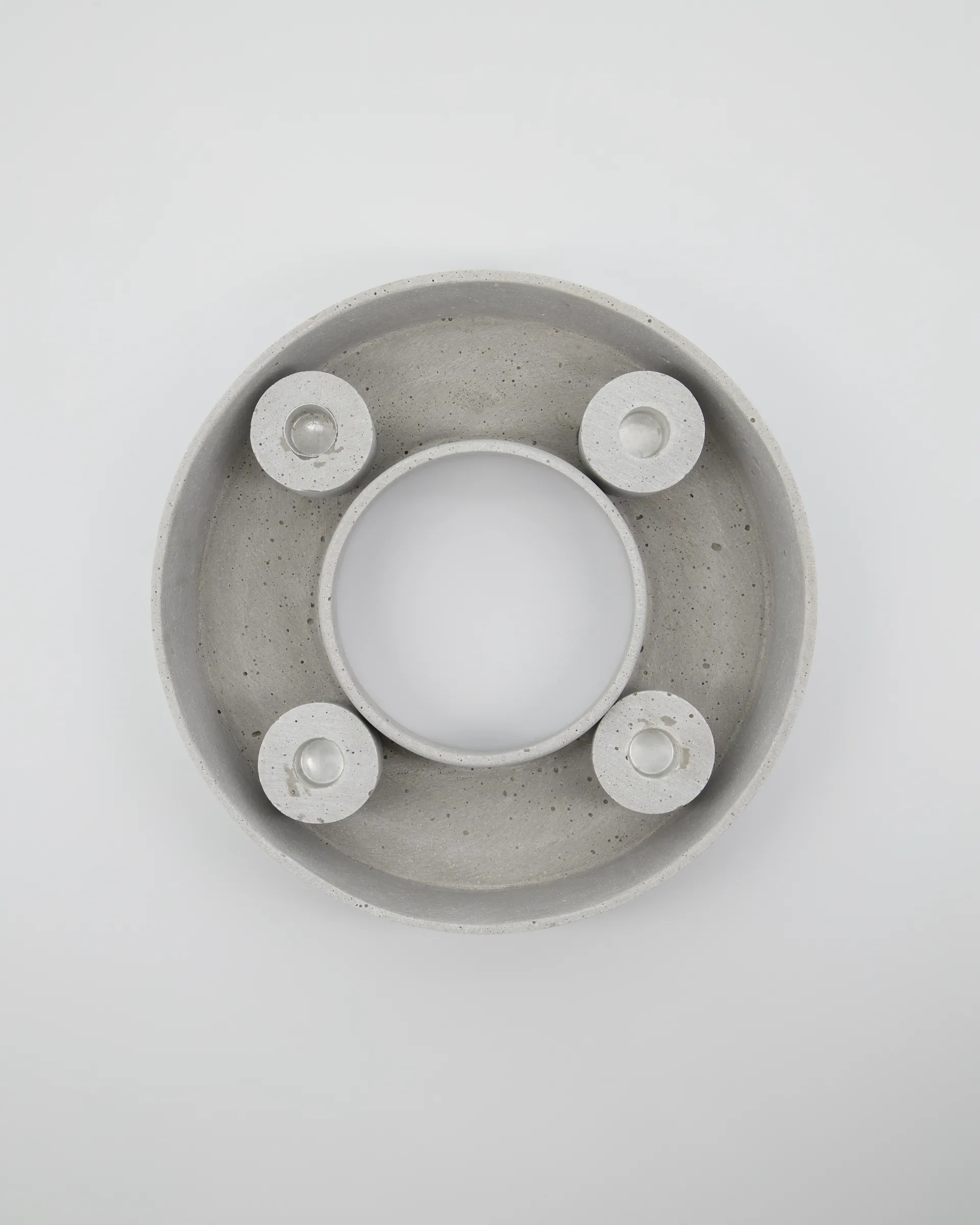 The ring kynttilänjalka, Grey House Doctor