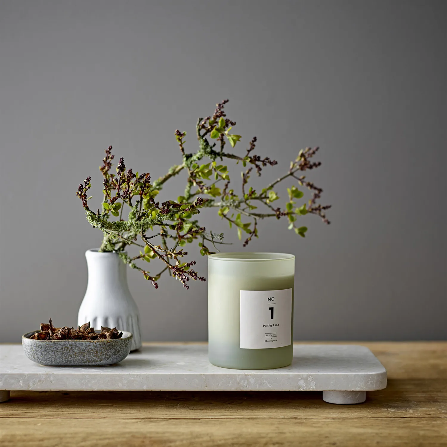 NO. 1 Parsley Lime -tuoksukynttilä, 200 g + Lahjalaatikko Illume x Bloomingville
