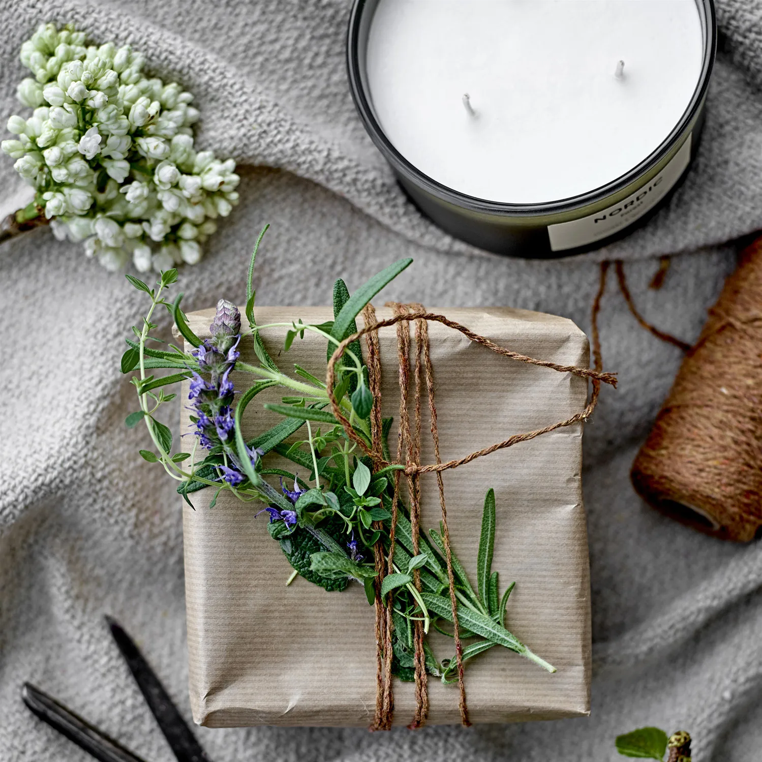 Nordic Forest -tuoksukynttilä, 250 g Illume x Bloomingville