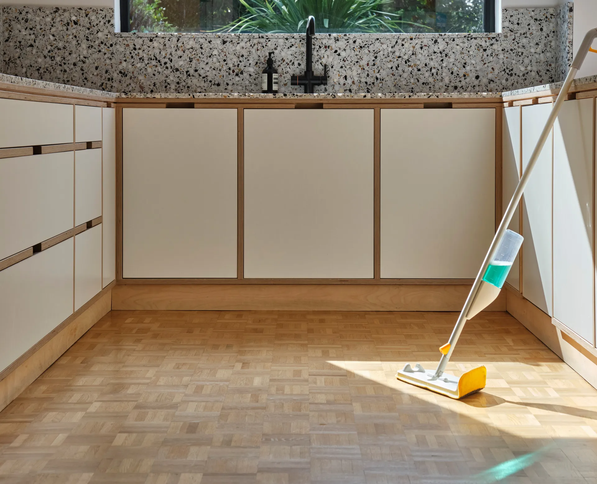 Cleantech 2-in-1 lattiamoppi, jossa skrubbi, Vaalea kivi Joseph Joseph