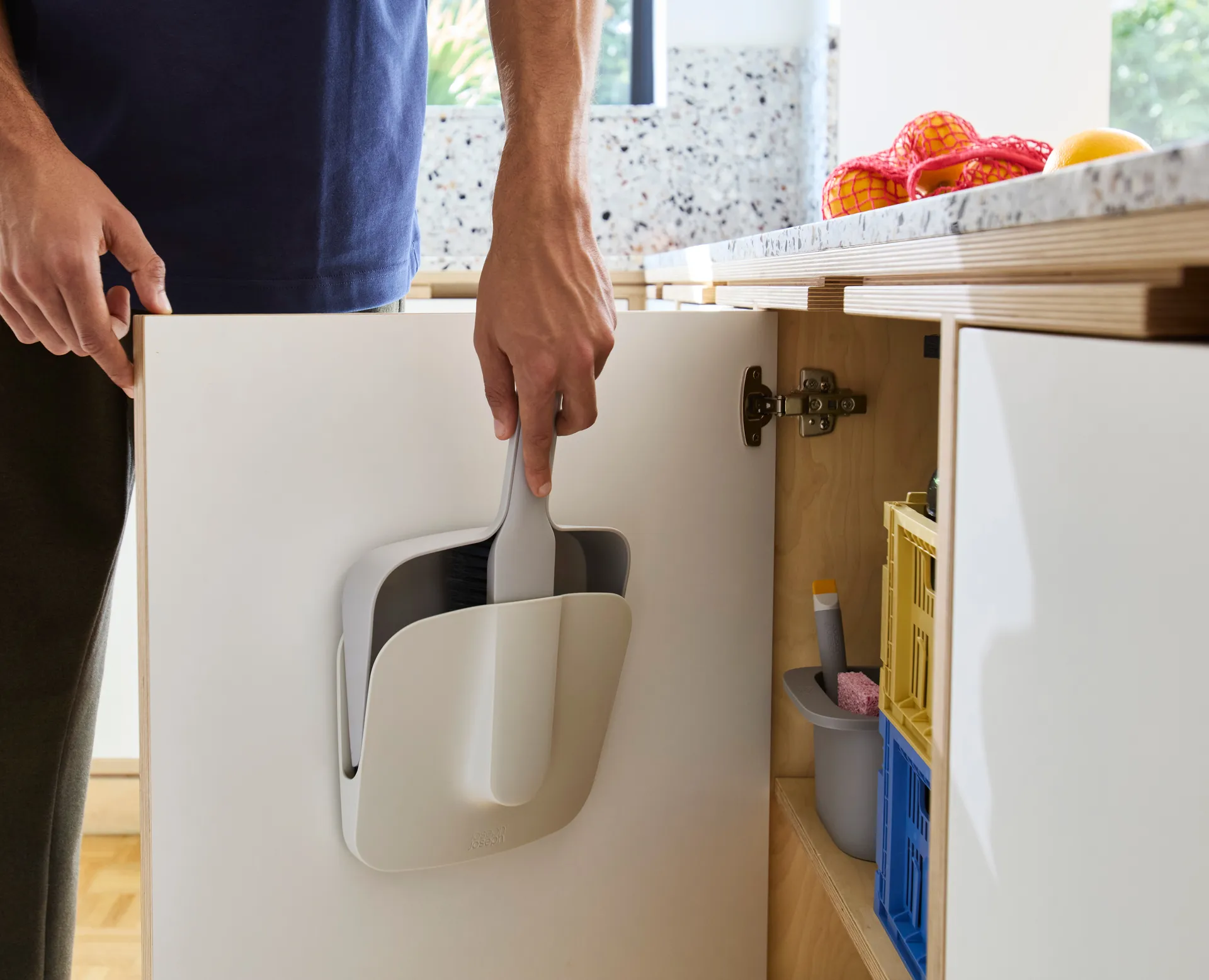 Cleantech seinäkiinnitteinen roskaharja ja rikkalapio, Kivi Joseph Joseph