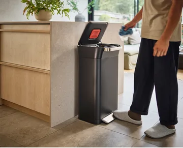 Joseph Joseph Titan jätepuristin poljettava roskis 30 L - Hiilivarjo - Joseph Joseph