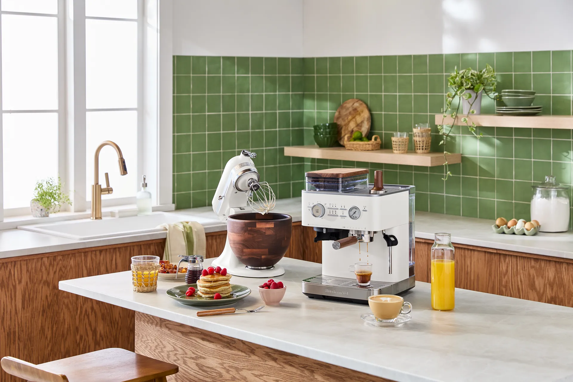 Artisan 5KSM156-keittiökone puukulholla 4,7 l, Porcelain white-walnut KitchenAid