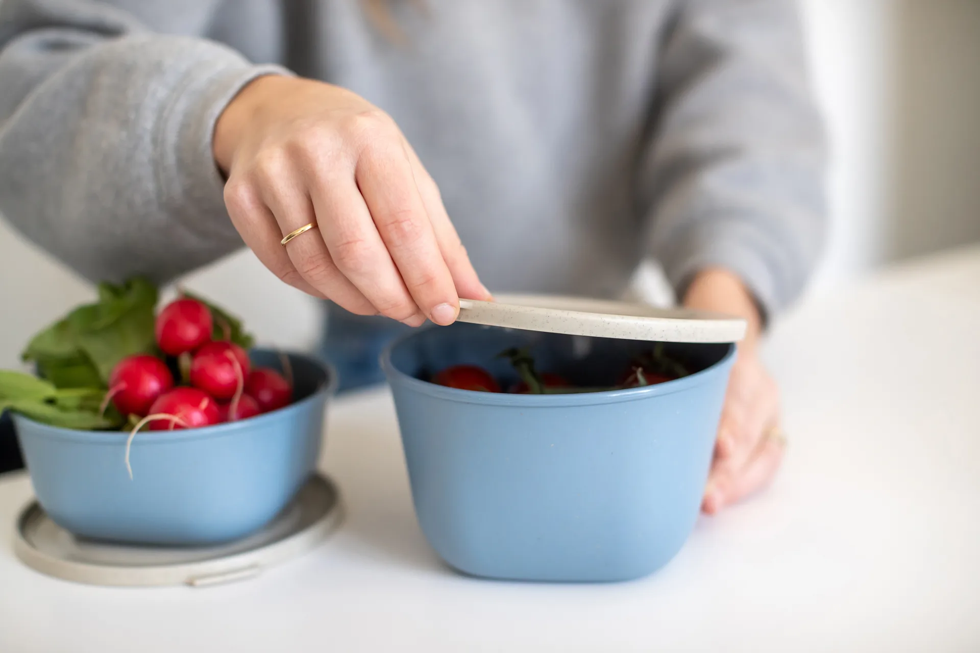 Connect kulho kannella 1 L biokierrätysmuovi, Nature flower blue Koziol