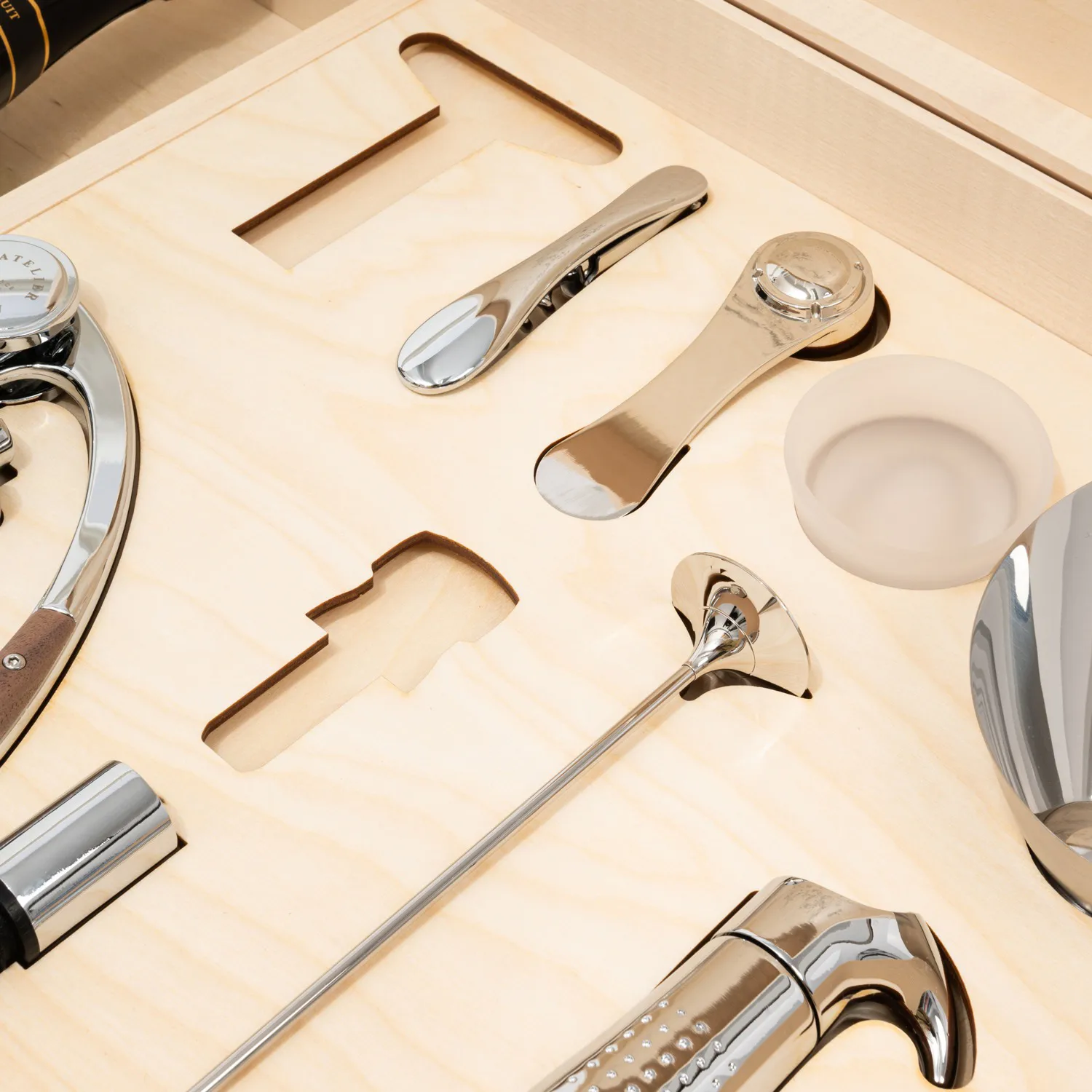 Oeno Box Connoisseur 1 viinilaatikko, 10 osaa L'Atelier du Vin