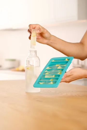 Lékué jääkuutioiden silikonimuotti kannella - Turkoosi, tikut - Lékué