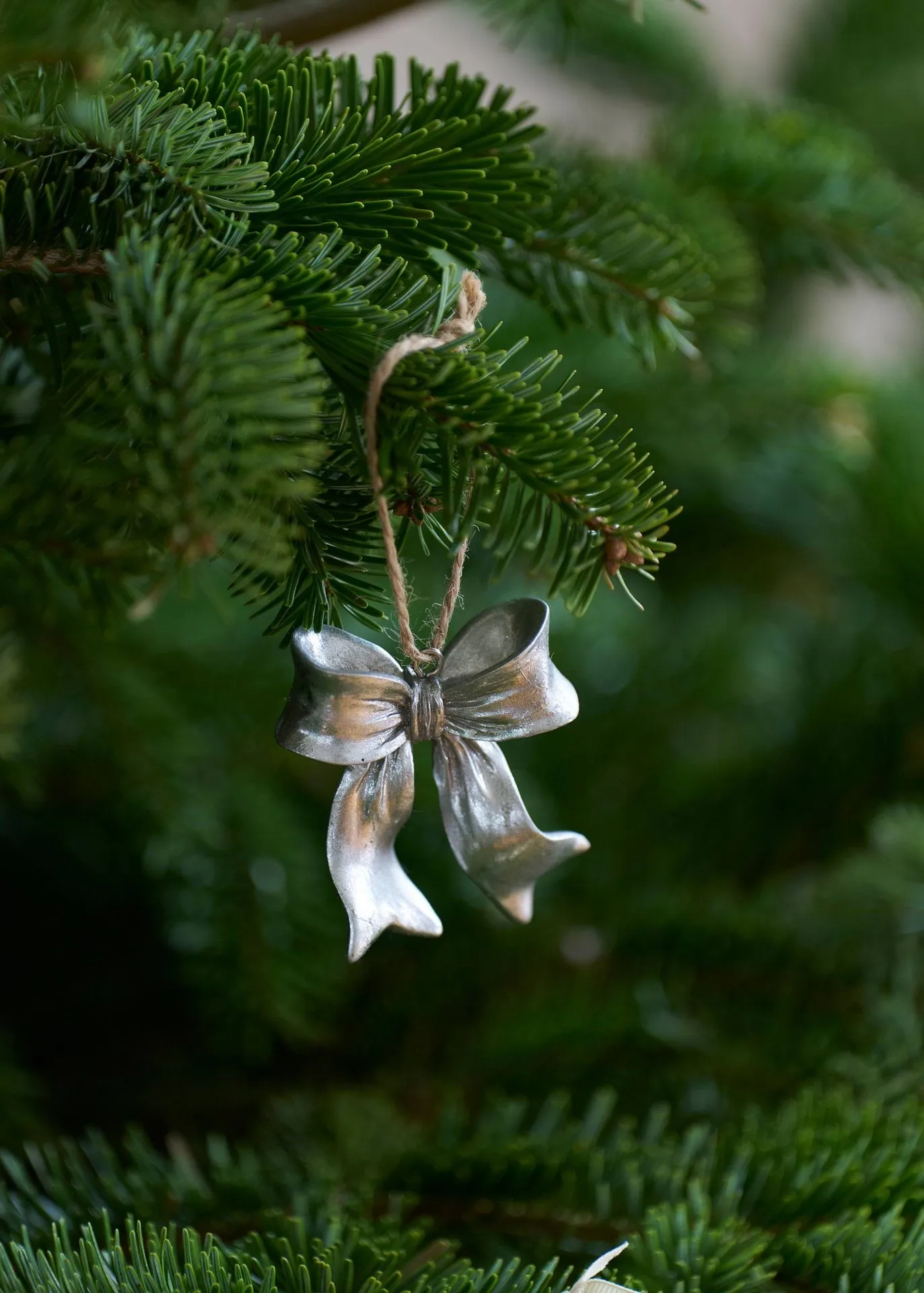 Serafina bow-riipus, Hopeanvärinen, 6x2,5x6,7 cm Lene Bjerre