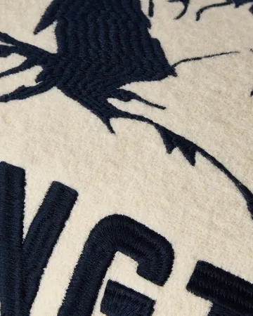 Mountains Logo -kuvioinen villasekoitekoristetyyny - White-navy, 50x30 cm - Lexington