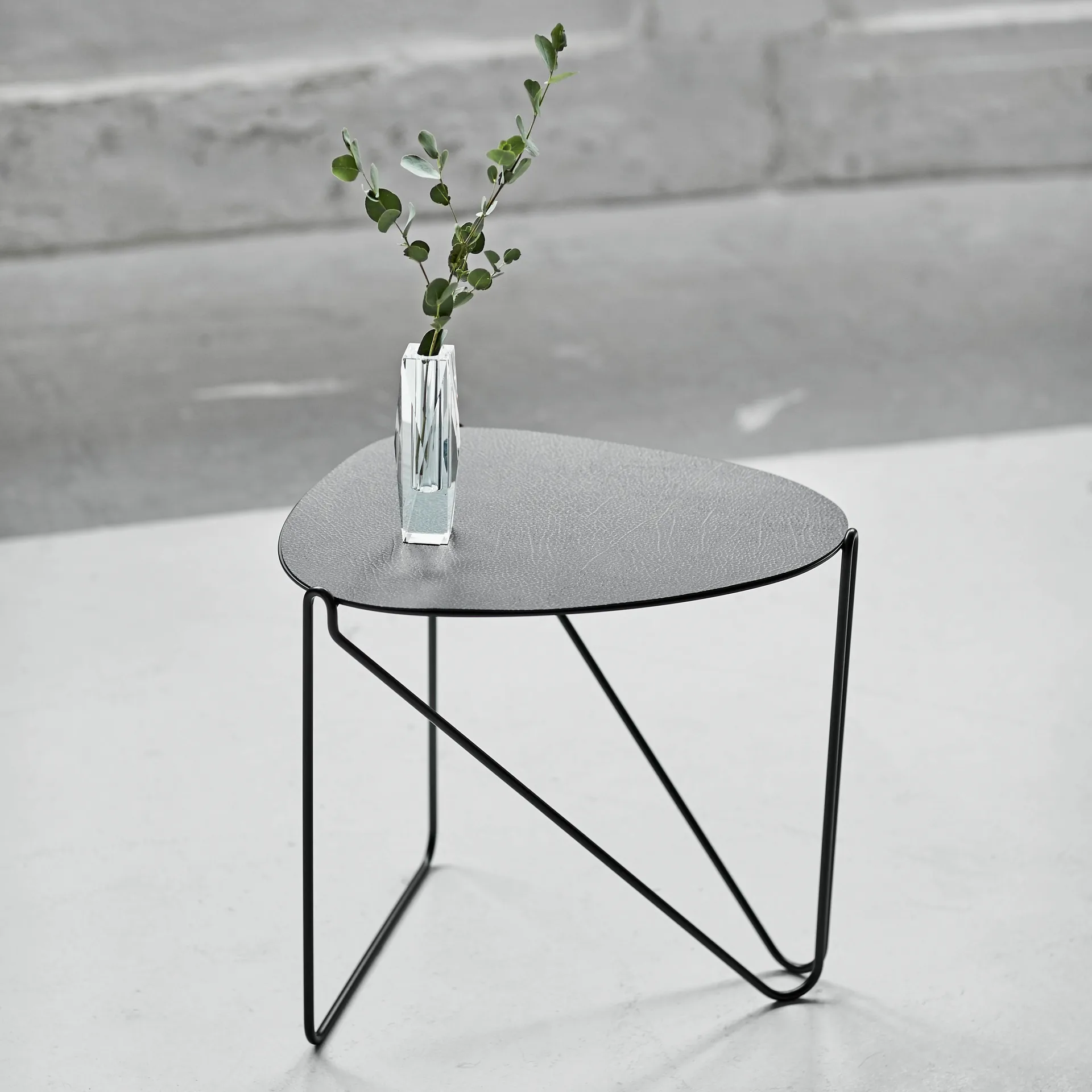 Curve Chameleon Hippo -sivupöytä, Black-anthracite LIND DNA