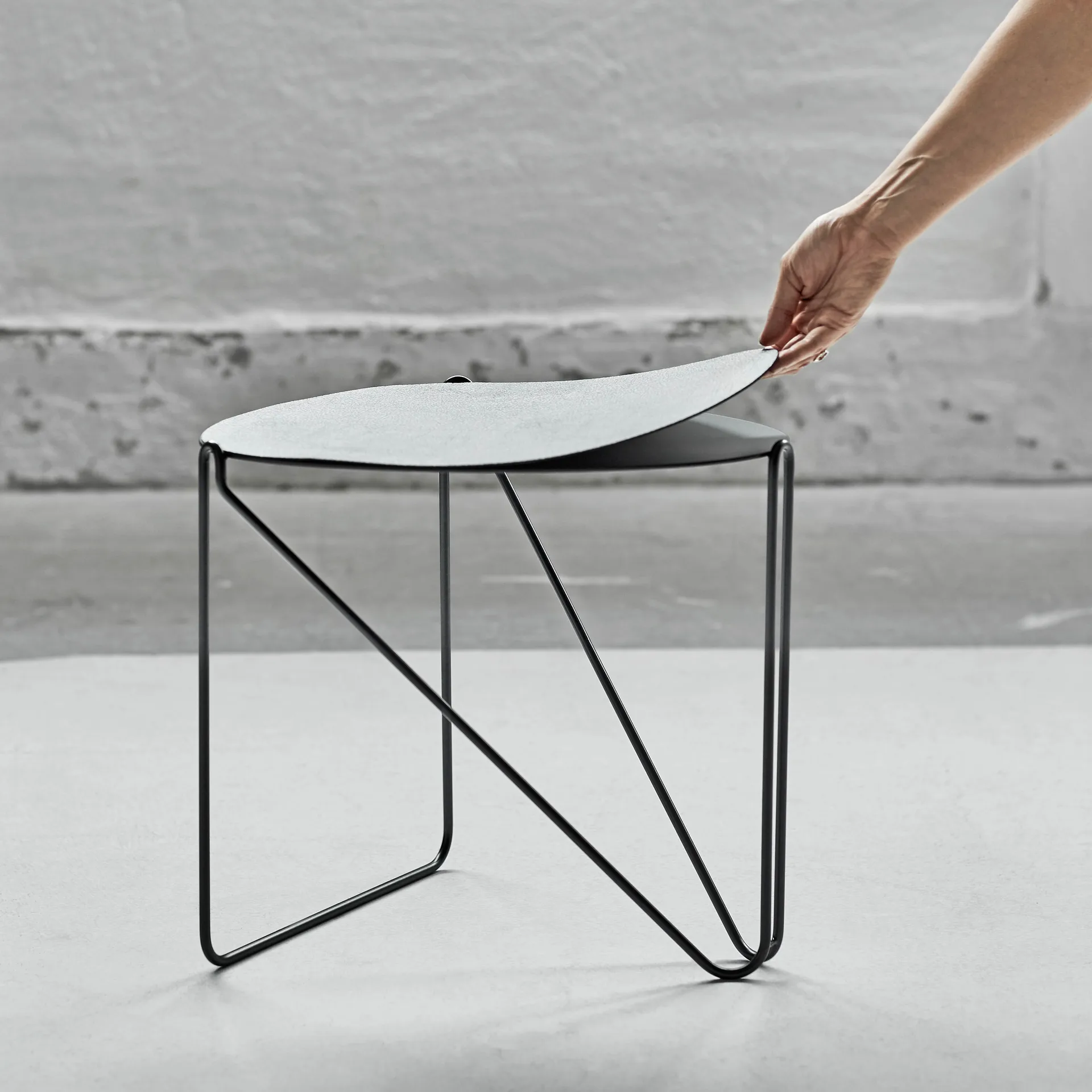 Curve Chameleon Hippo -sivupöytä, Black-anthracite LIND DNA