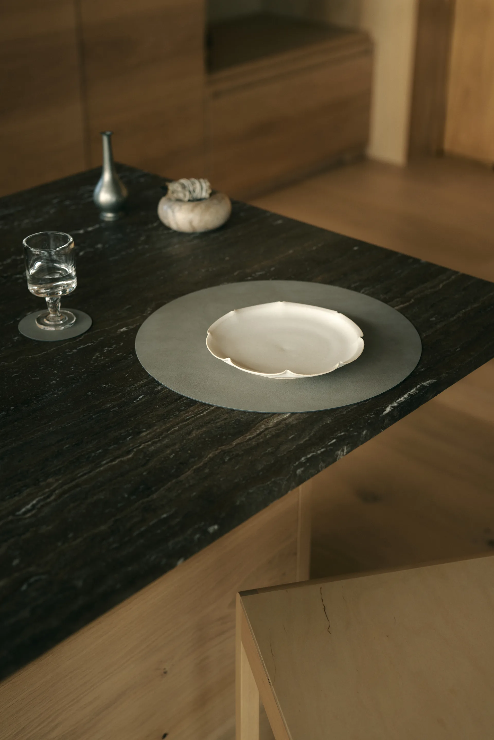 Nupo pöytätabletti, Vaaleanharmaa, ympyrä, L LIND DNA