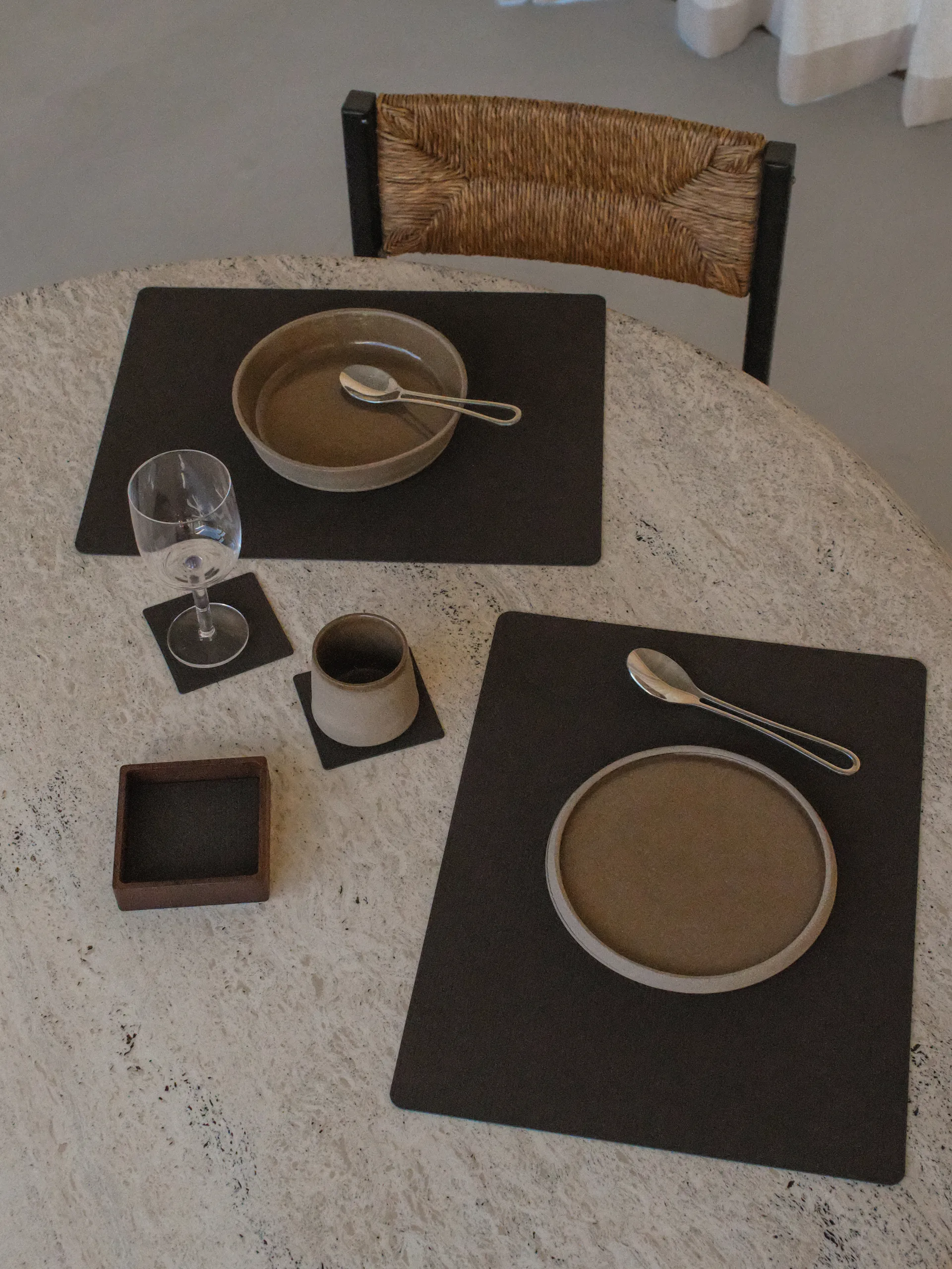 Wood Box säilytys lasinalusille, Smoked-oak, neliö, S LIND DNA