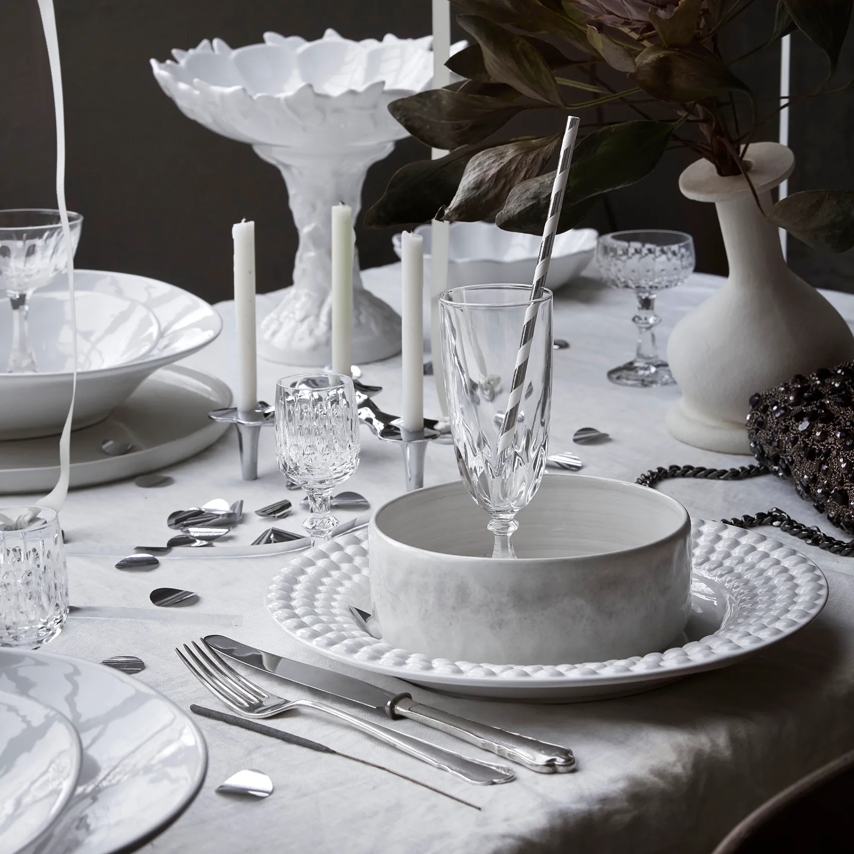 Bubbles-lautanen 28 cm, Valkoinen Mateus