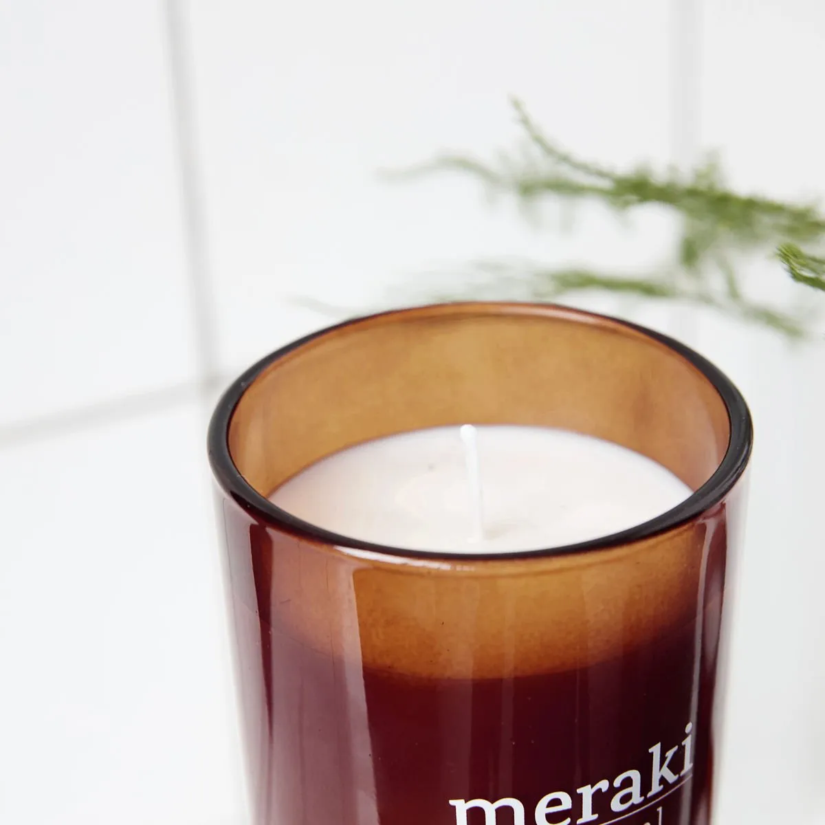Meraki tuoksukynttilä ruskea lasi 12 tuntia, Nordic pine Meraki
