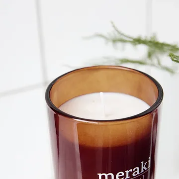 Meraki tuoksukynttilä ruskea lasi 12 tuntia - Nordic pine - Meraki