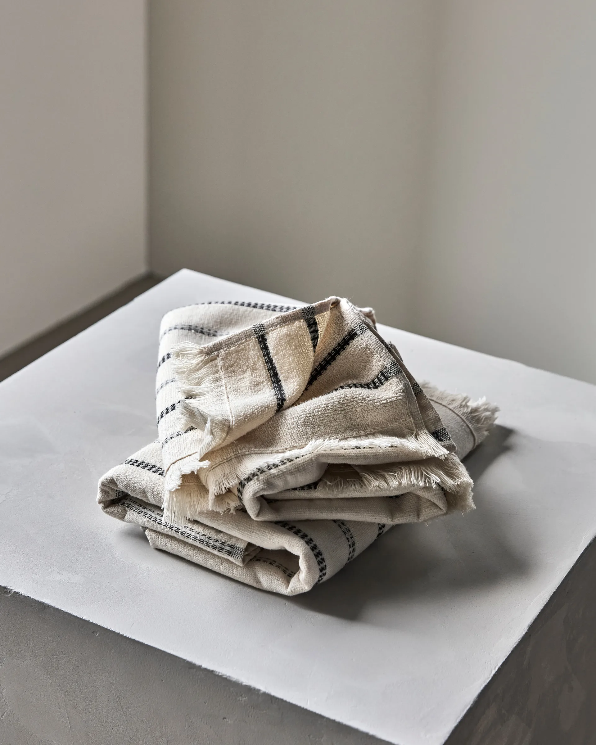 True pyyhe 2 osaa, Off-White-svart, 50x100 cm -> Off-White-musta, 50x100 cm Meraki