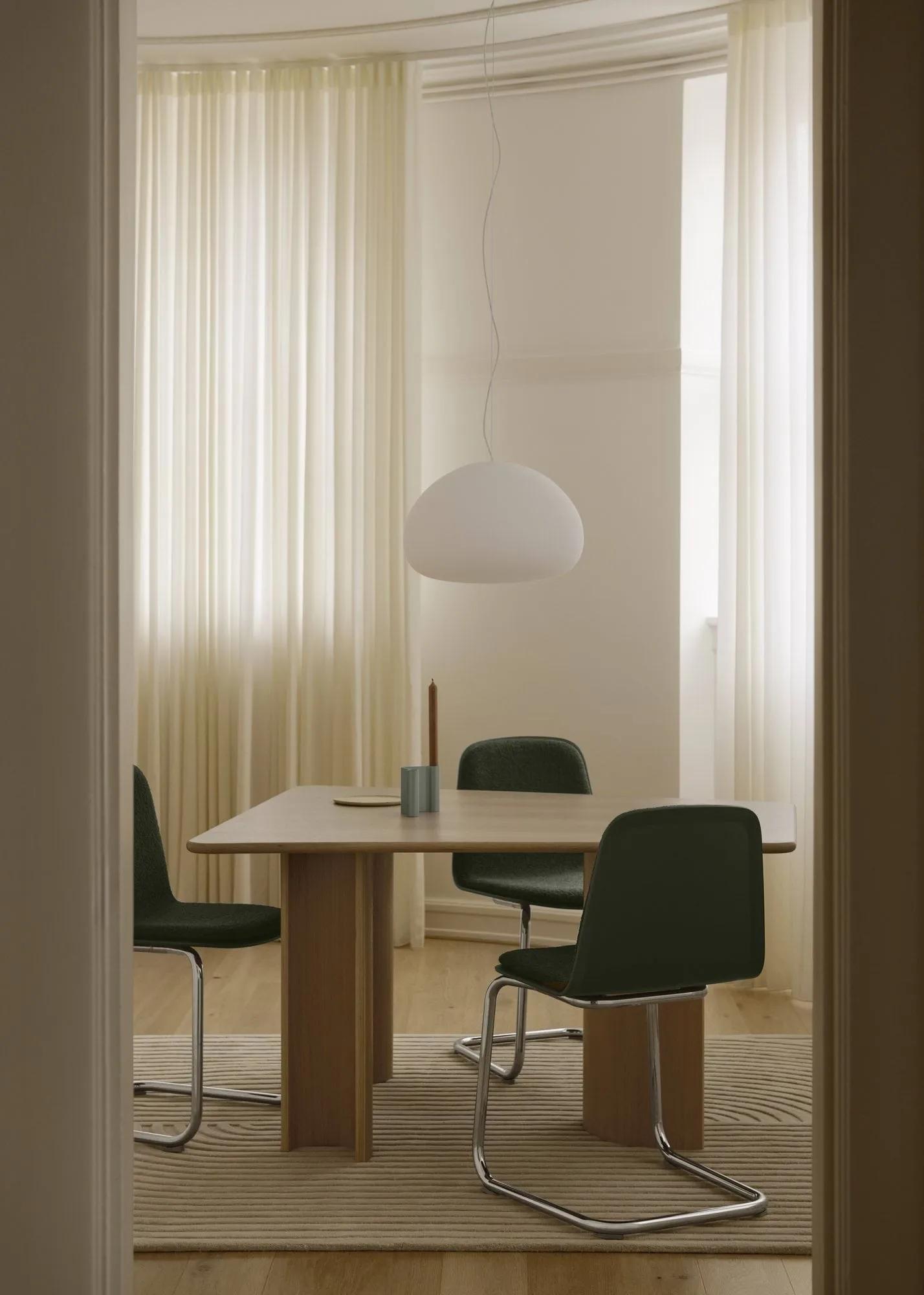 Brink Chair Cantilever Base tuoli, Musta-musta Muuto