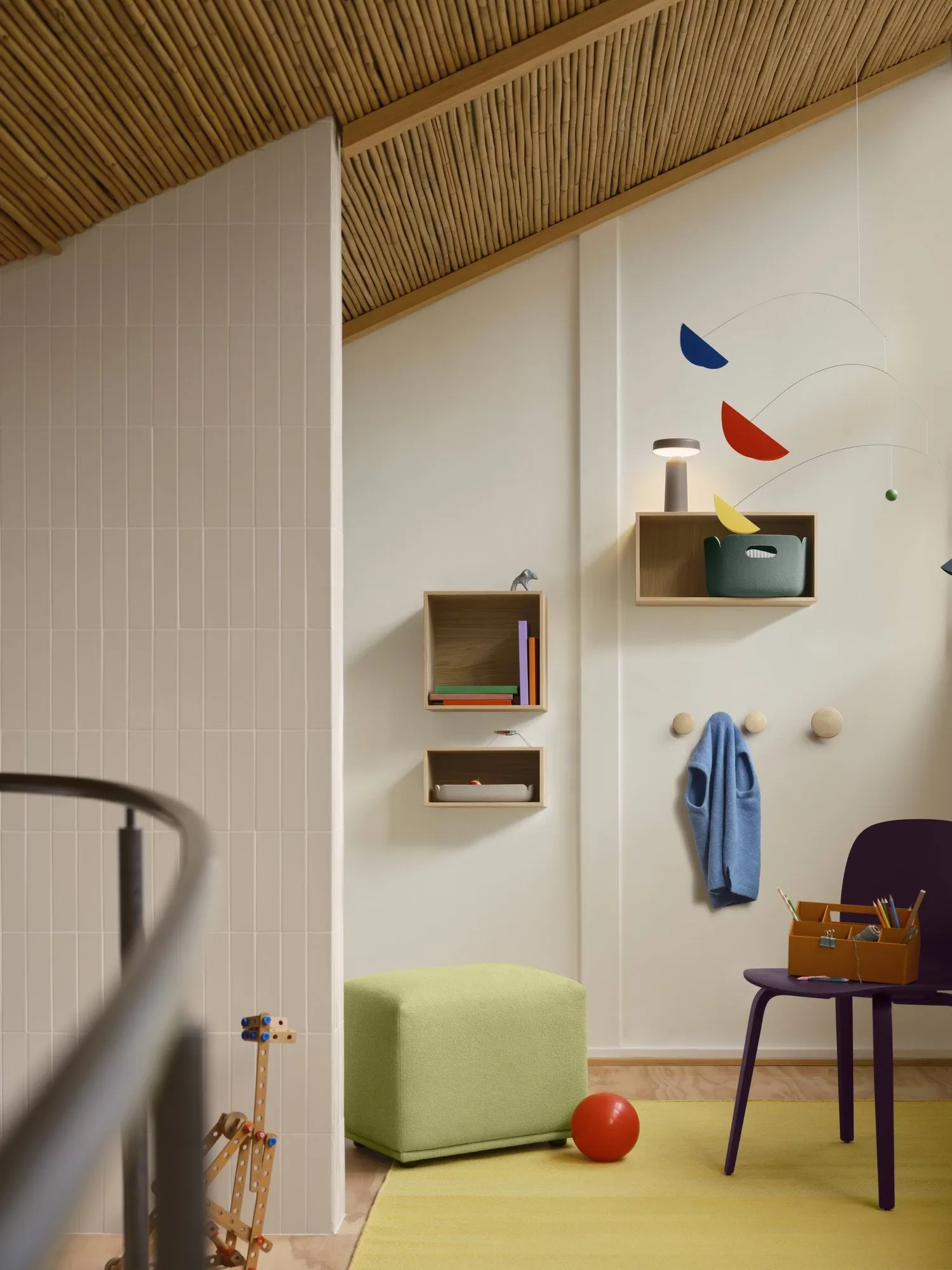 Dots Wood vaatekoukku, Light olive, Ø6,5 cm Muuto
