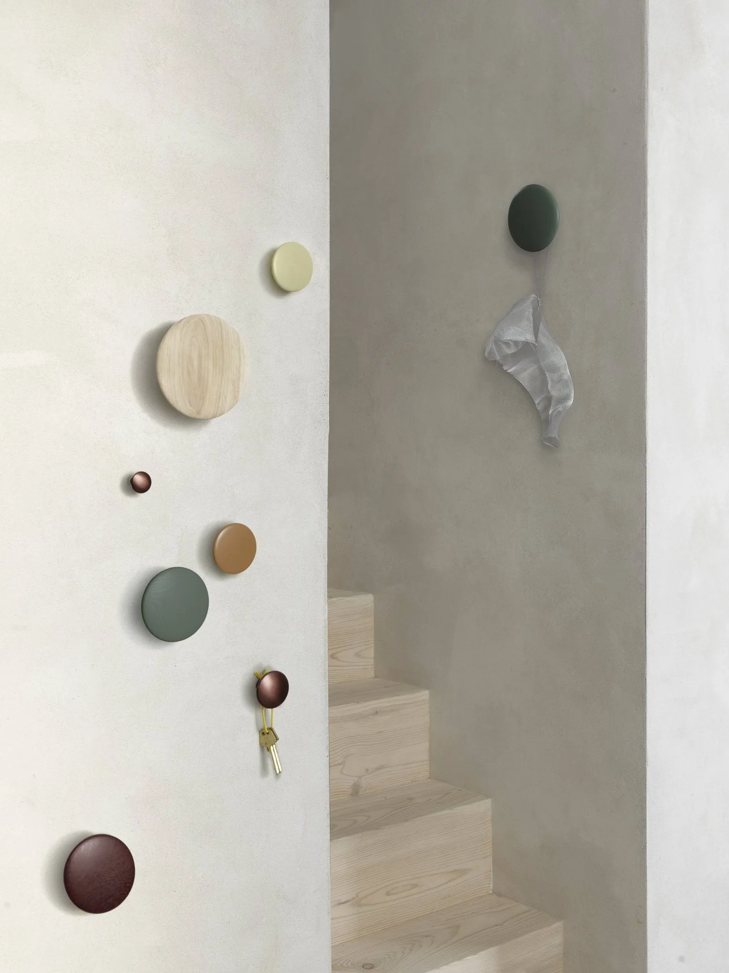 Dots Wood vaatekoukku, Light olive, Ø9 cm Muuto