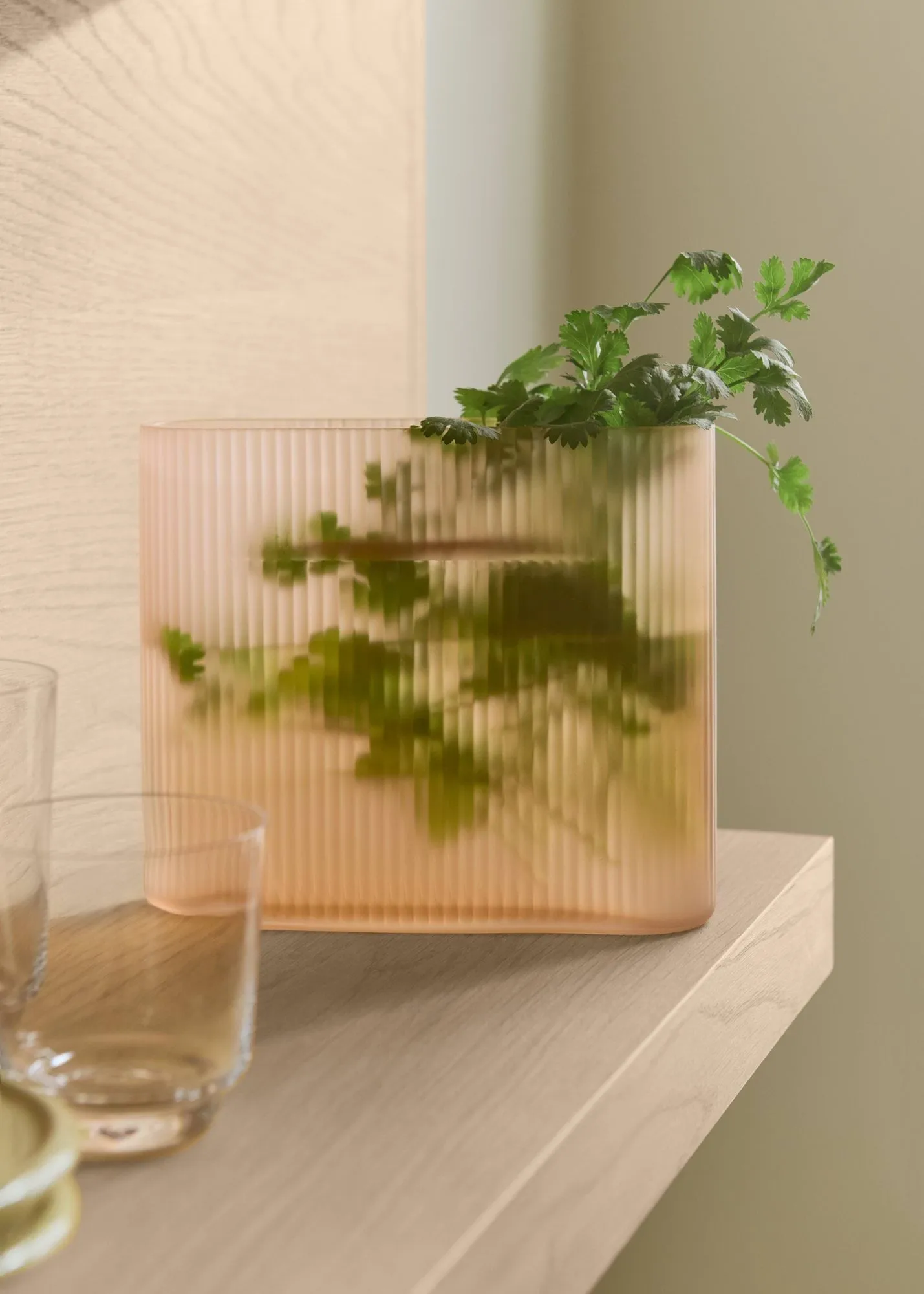 Ridge maljakko huurrettu lasi 16,5 cm, Vaaleanoranssi Muuto